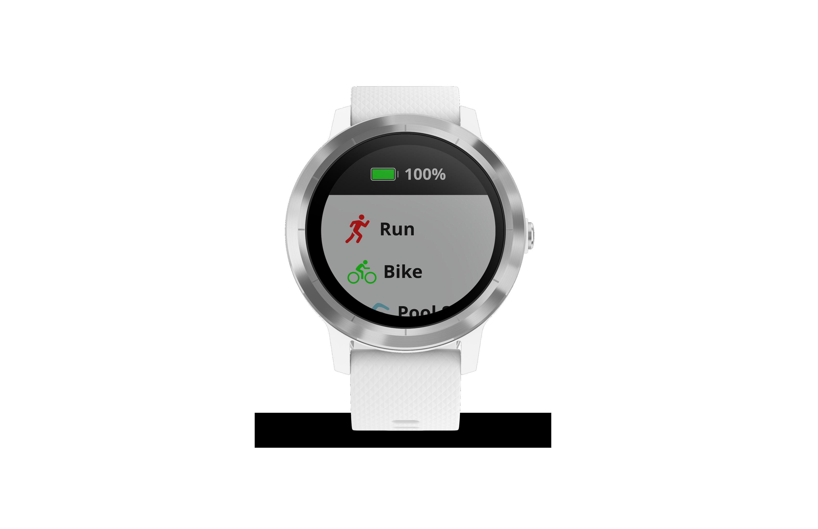 Eine weiße Smartwatch mit einem Bildschirm, der Lauf-, Fahrrad- und Pooloptionen anzeigt. Sie zeigt 100 % Akku.