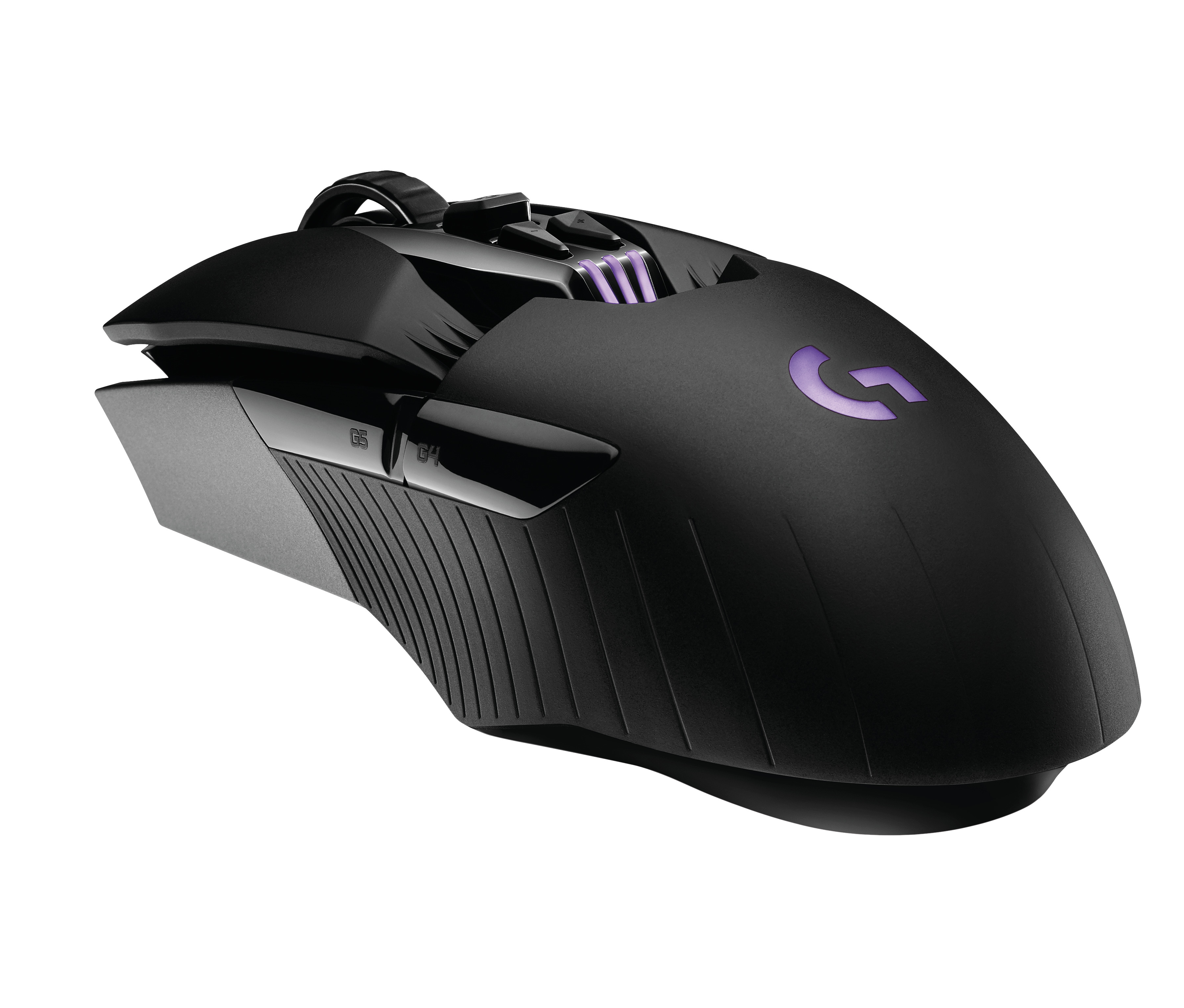 Schwarze Gaming-Maus mit lila Akzenten. Abgewinkeltes Design. Weißer Hintergrund.
