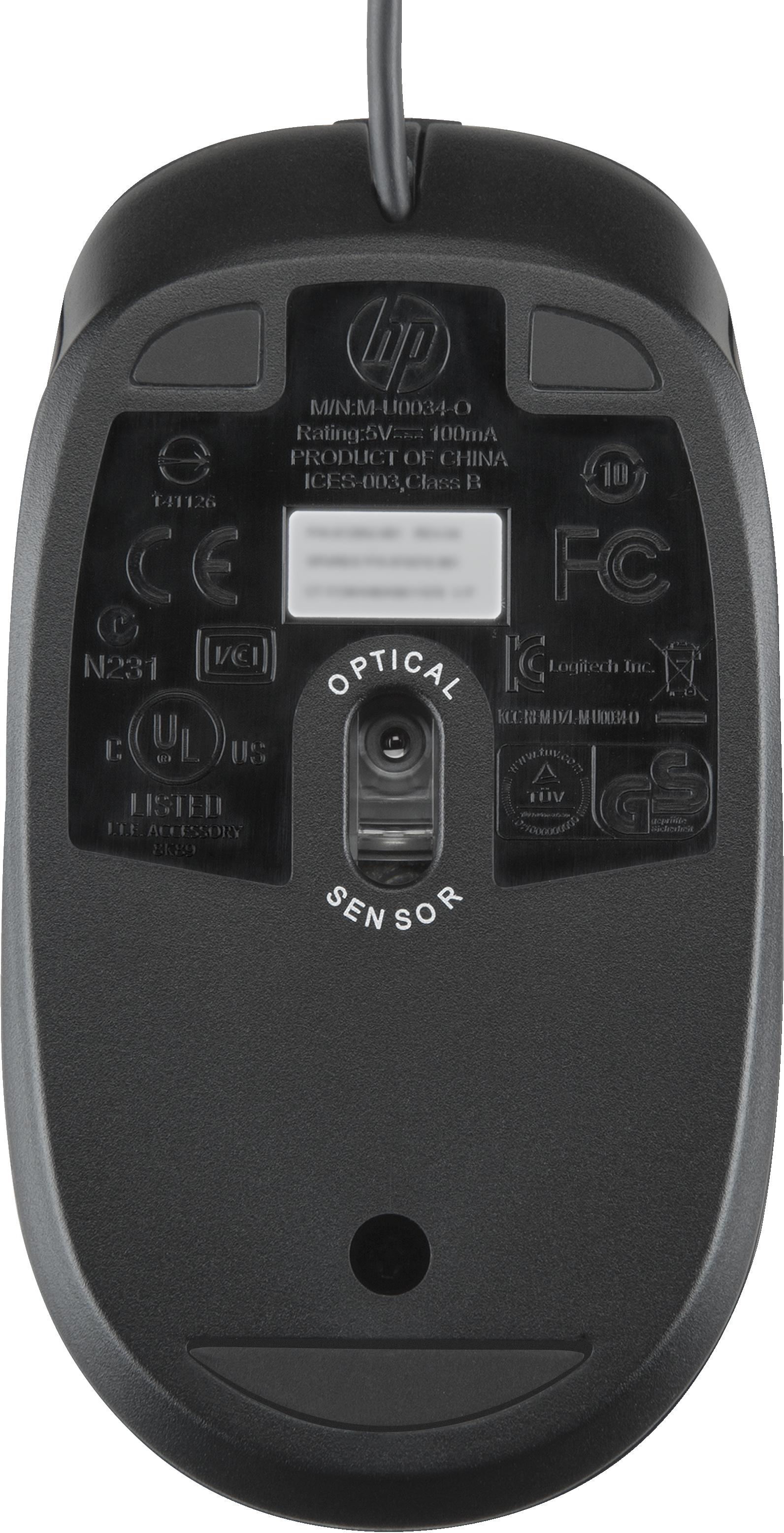 Dessous d'une souris noire avec le logo HP et des étiquettes d'information, et un câble gris foncé.