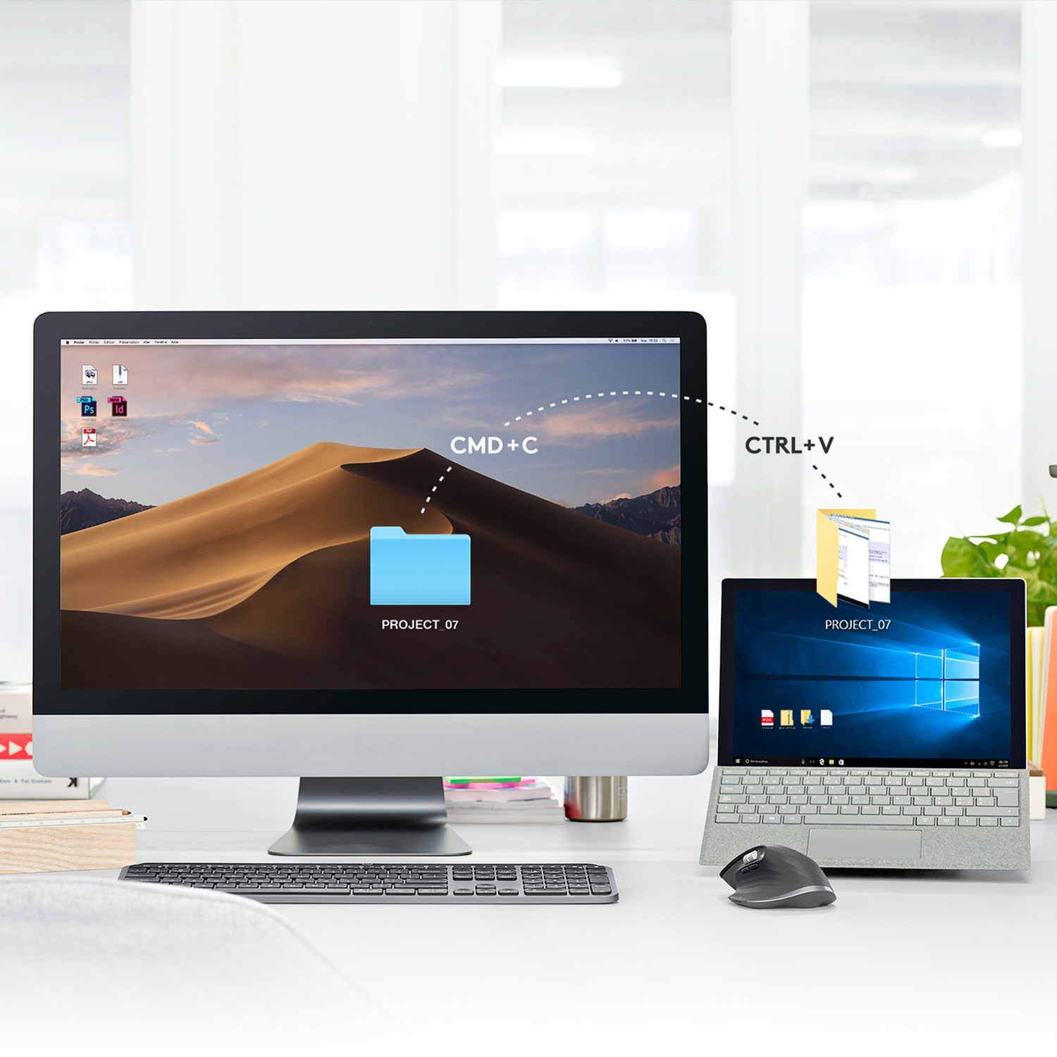 Dwa ekrany, komputer stacjonarny i laptop, z folderem kopiowanym z jednego na drugi.