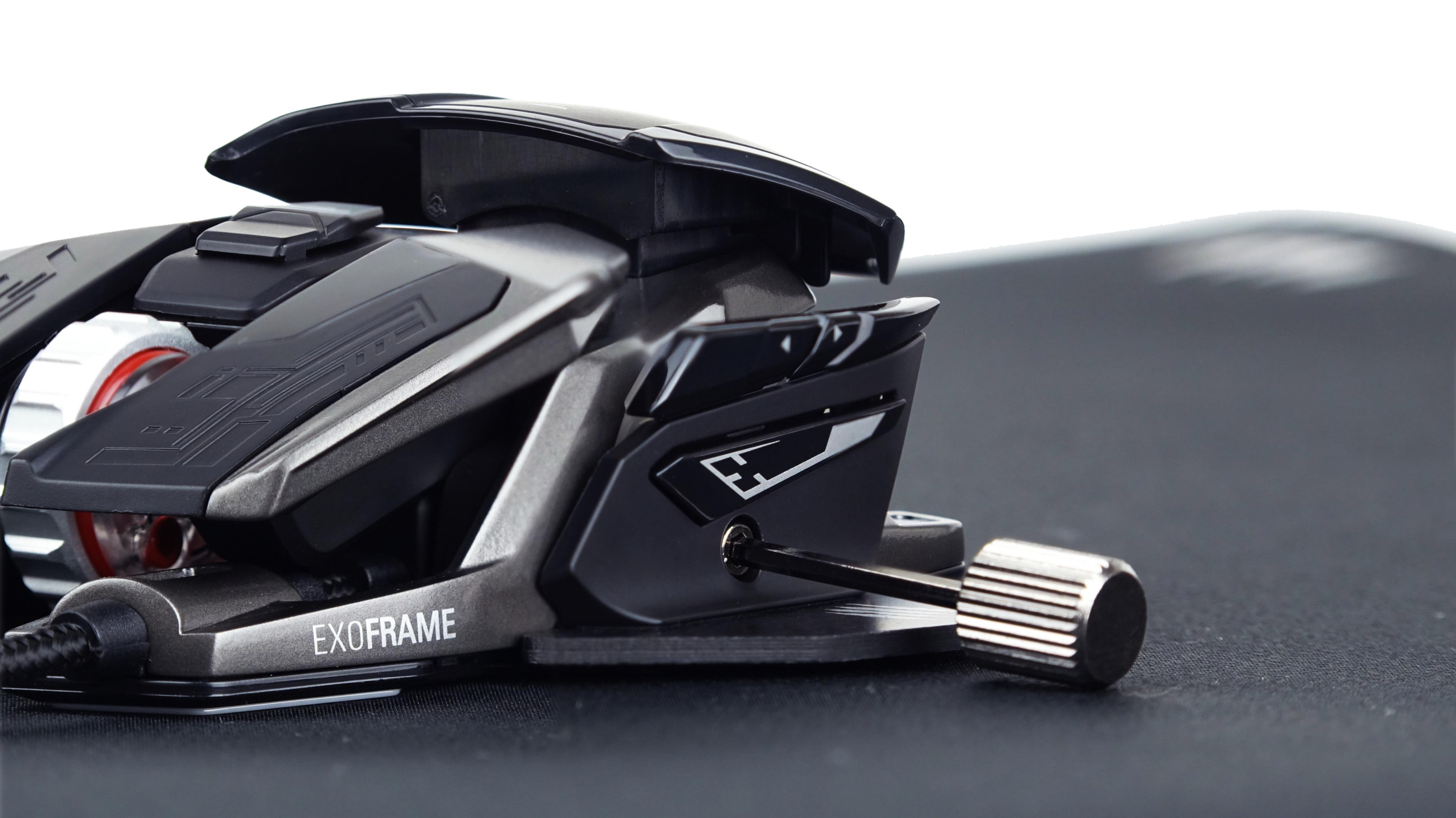 Zbliżenie czarno-szarej myszy do gier. Posiada teksturowaną powierzchnię i etykietę Exoframe.