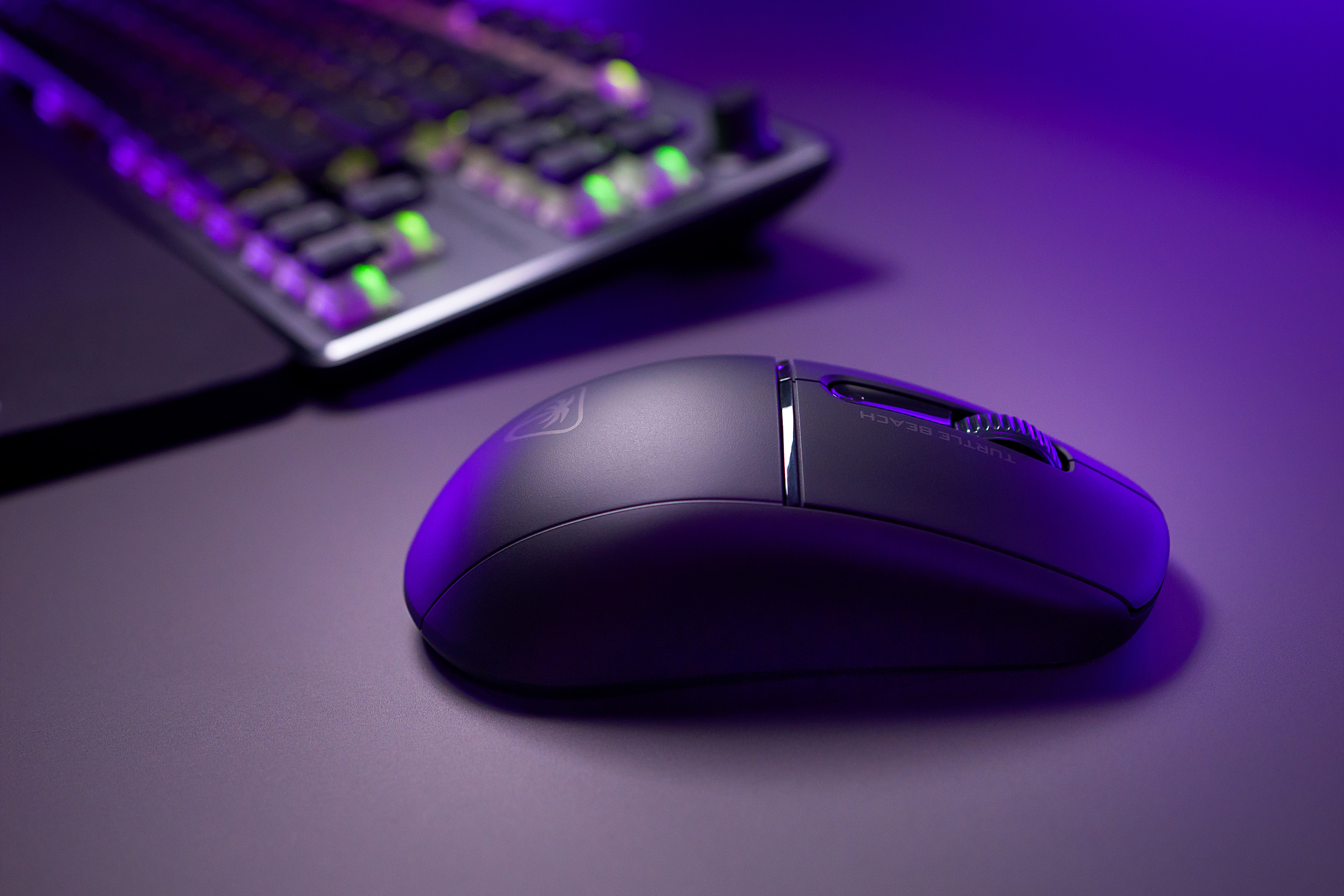 Ciemnoszara mysz na ciemnoszarej powierzchni. Klawiatura w tle.