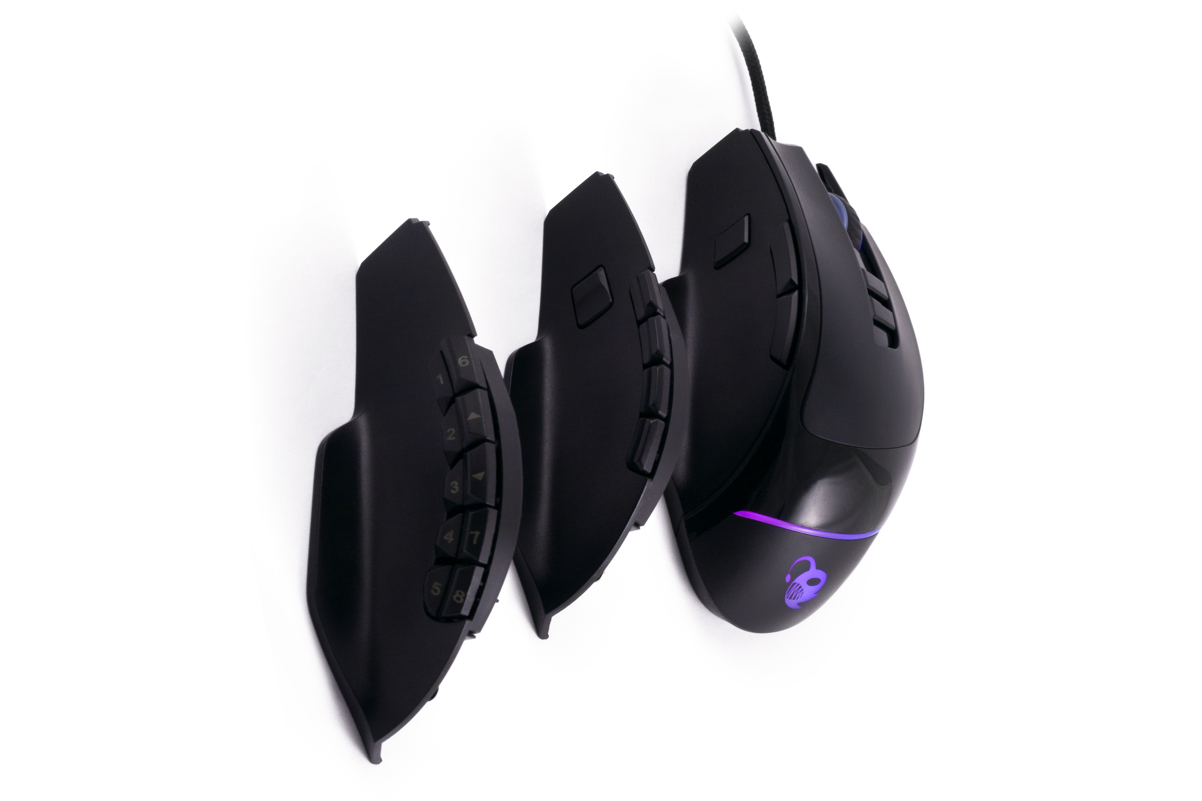 Trzy czarne komponenty myszy gamingowej. Białe tło.