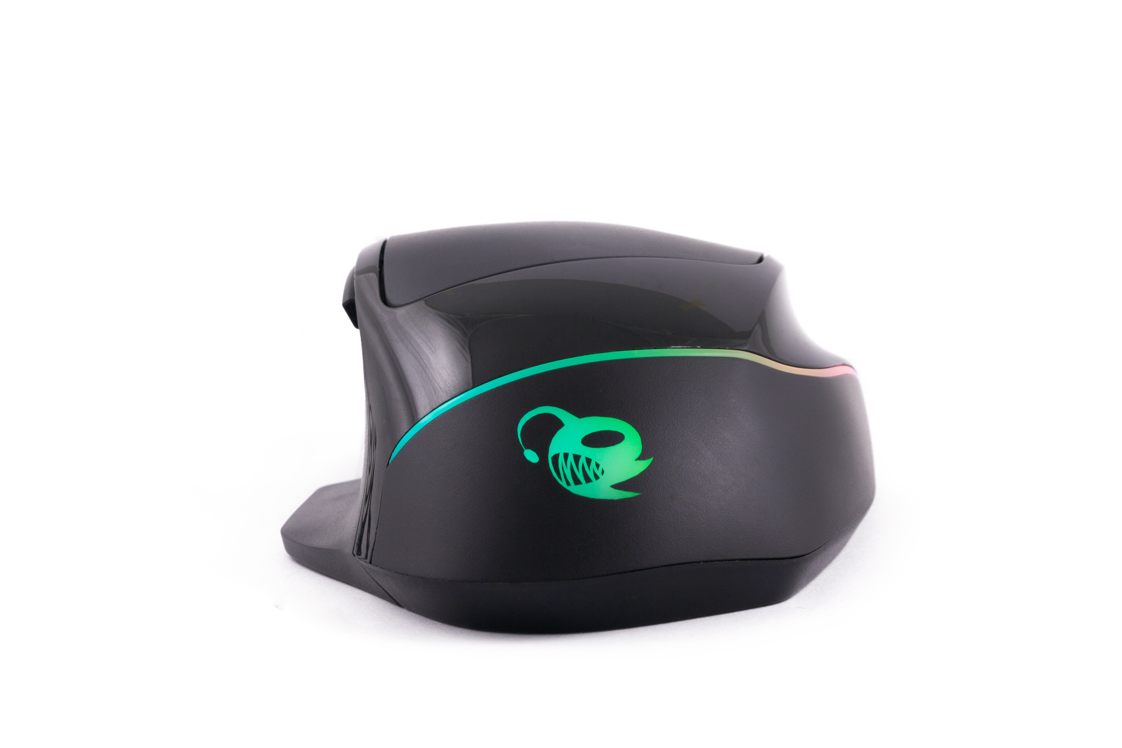 Czarna mysz o pionowej konstrukcji z podświetlonym logo.