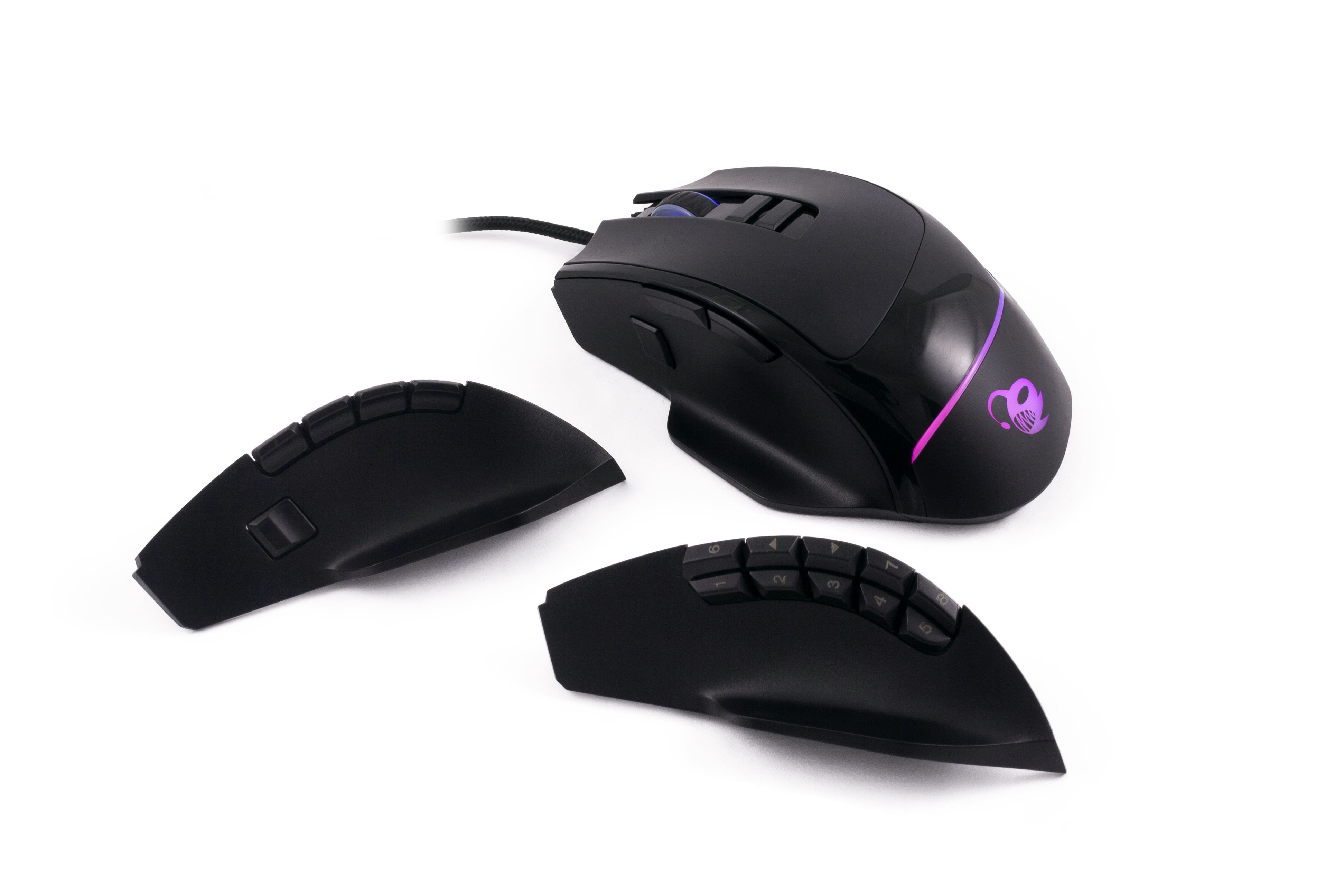 Czarna mysz gamingowa z trzema wymiennymi elementami bocznymi. Białe tło.