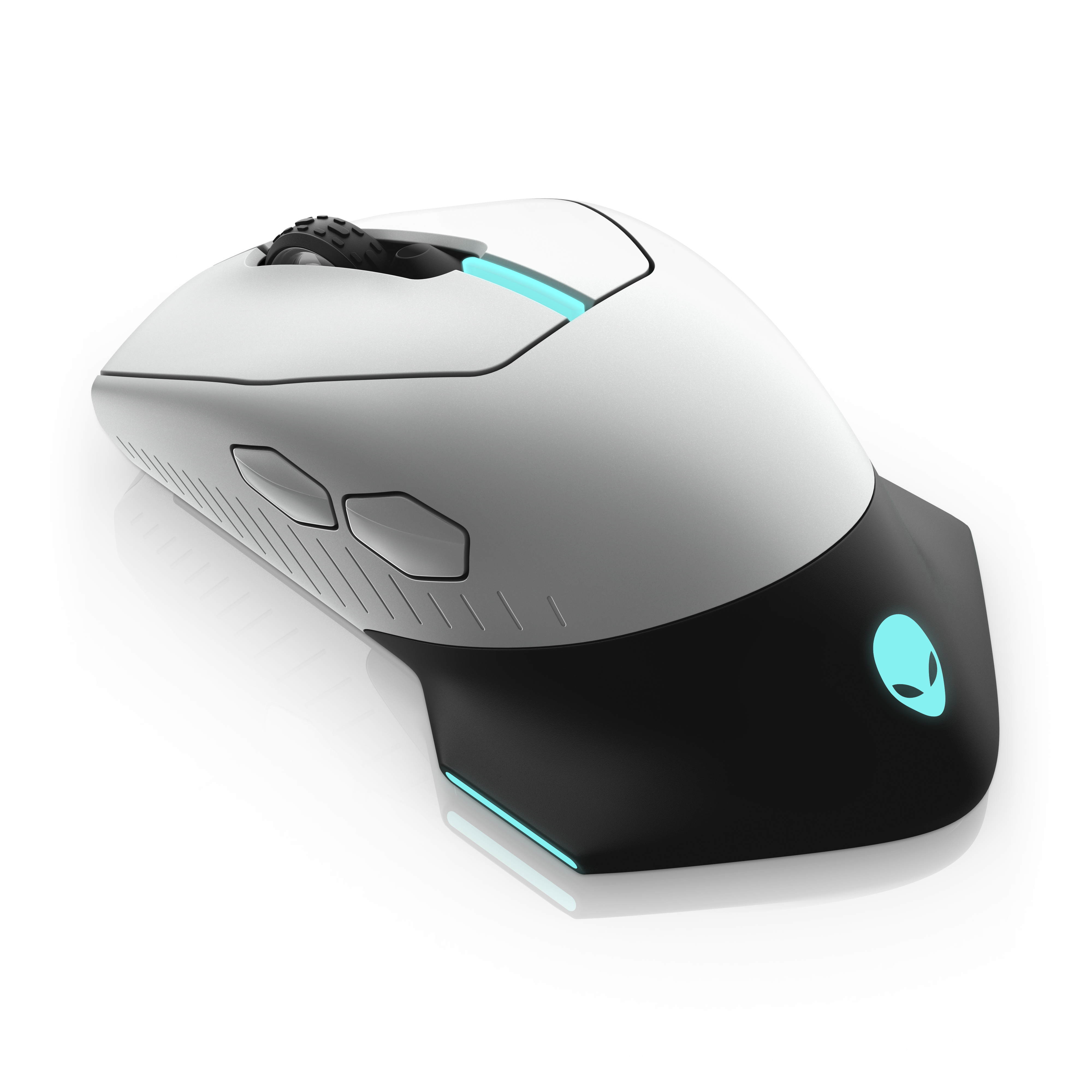 Beyaz ve siyah, mavi ışıklı bir Alienware oyun faresi, beyaz üzerine açılı.