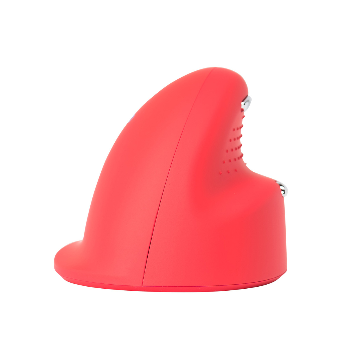 Un ratón ergonómico rojo, diseñado para uso con la mano derecha, sobre fondo blanco.