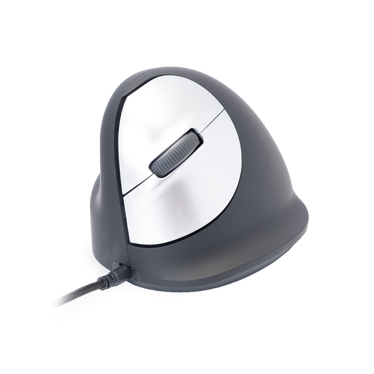 Een ergonomische muis, zwart en zilver, met een verticaal ontwerp en een scrollwiel. De muis is geïsoleerd.