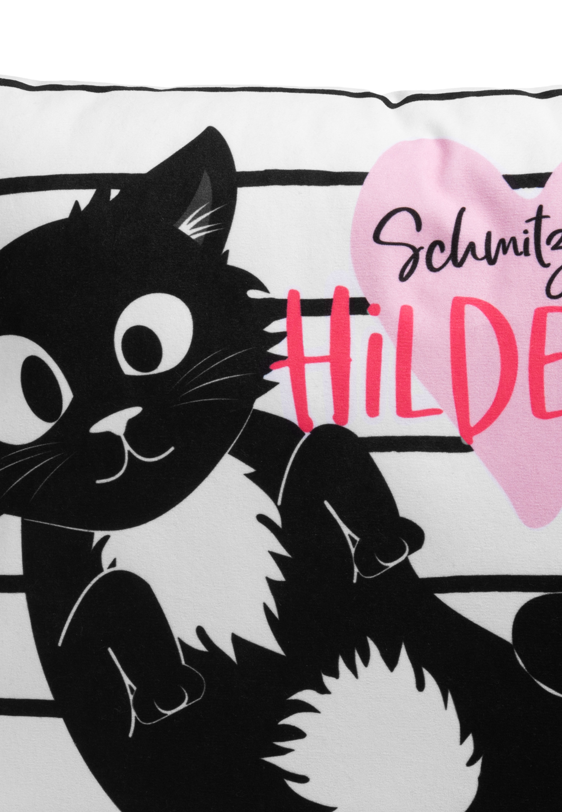 Schwarz-weißer Katzen-Cartoon auf einem Kissen. Rosa Herz mit Text: Schmitz Hilde.