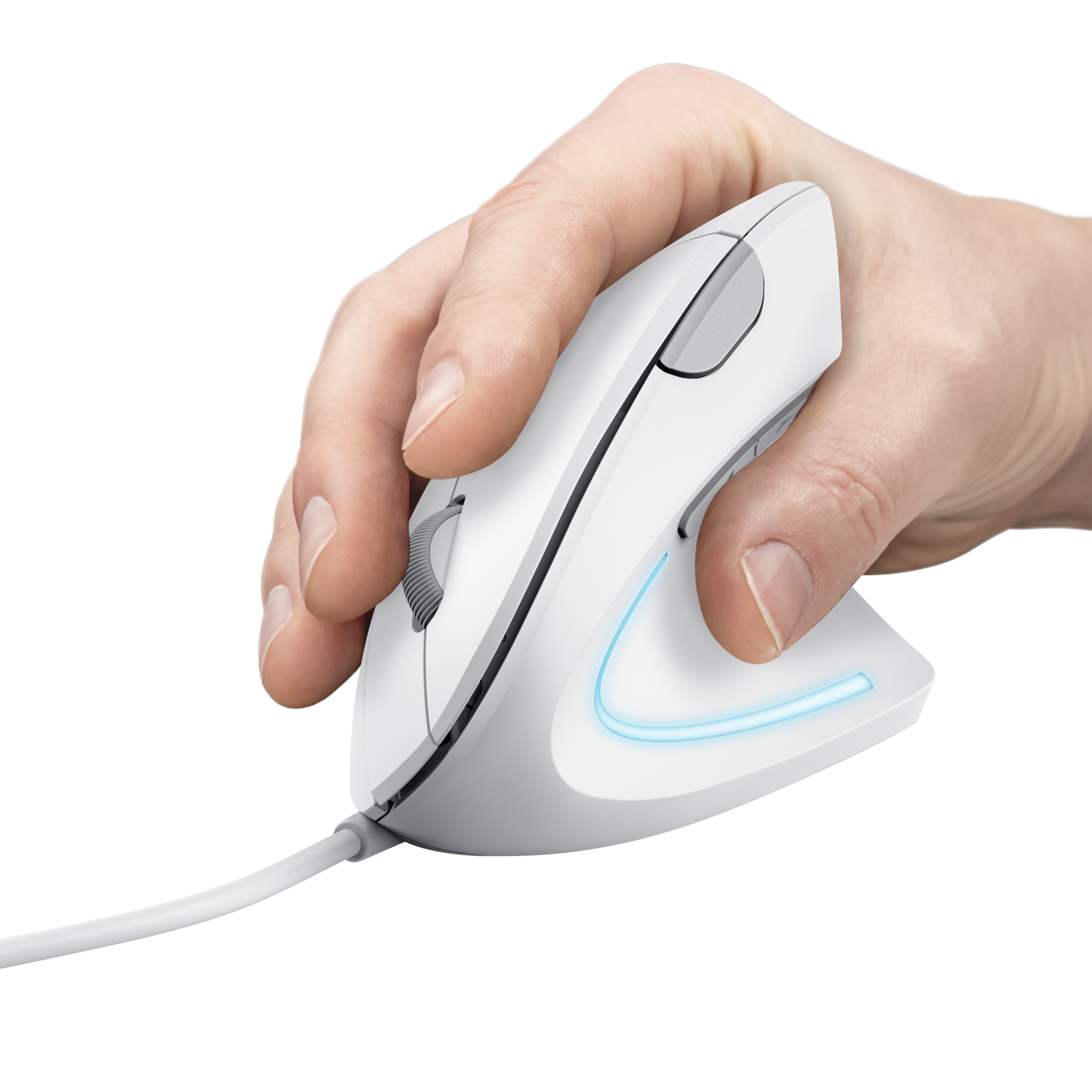 Biała mysz w dłoni, z niebieskim światłem i kablem.