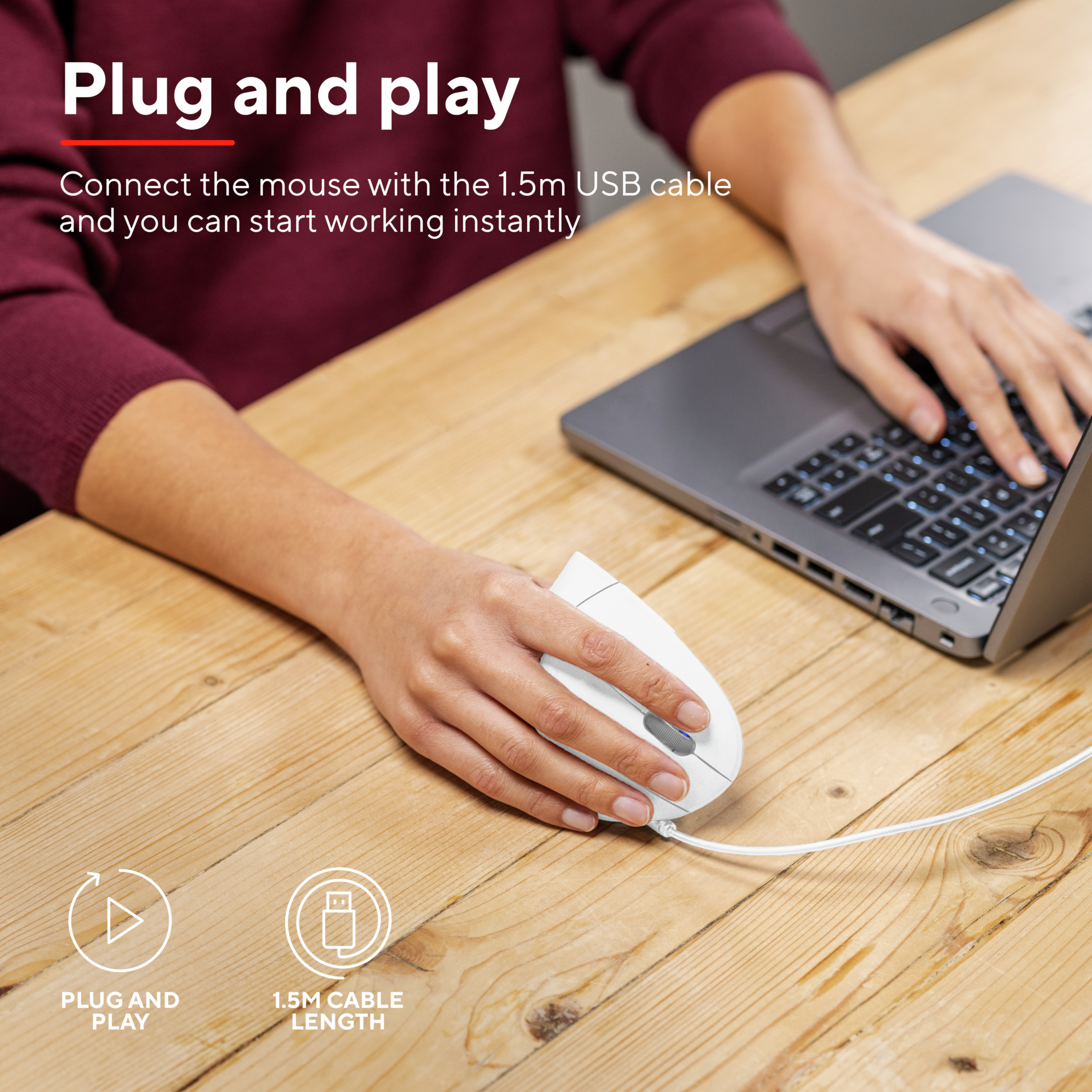 Osoba używa białej myszy podłączonej do laptopa na drewnianym stole.