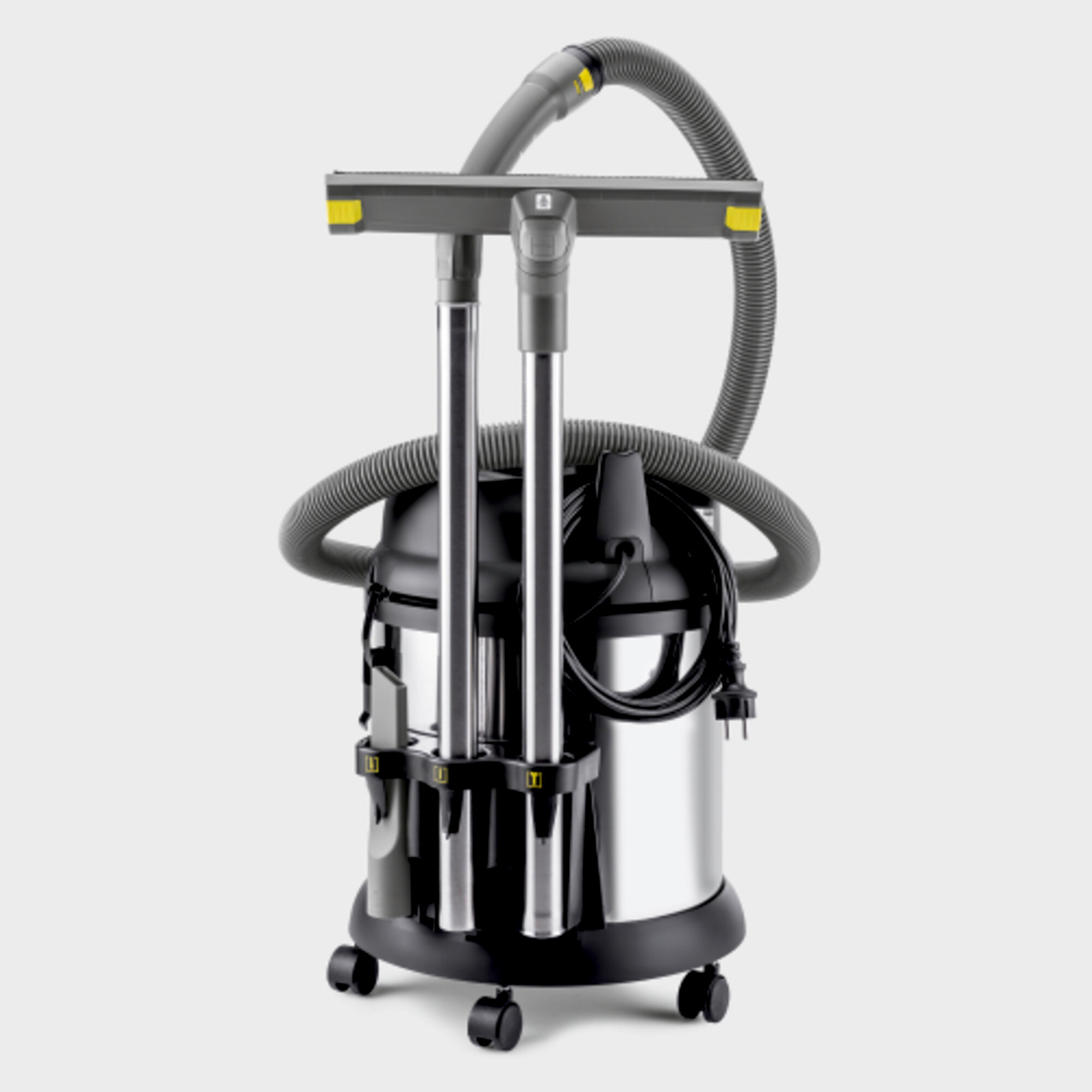 Odkurzacz ze stali nierdzewnej i czarny. Zawiera nasadki i długi wąż. Białe tło.