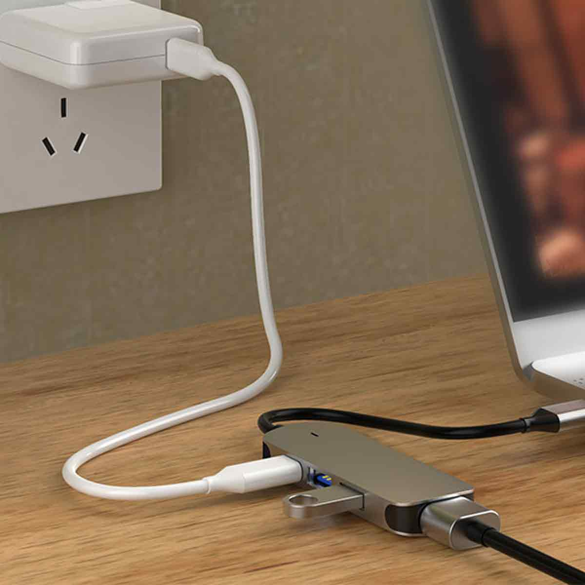 Ein weißes Netzteil, das in eine Steckdose gesteckt ist, mit einem USB-Hub und einem Laptop verbunden.