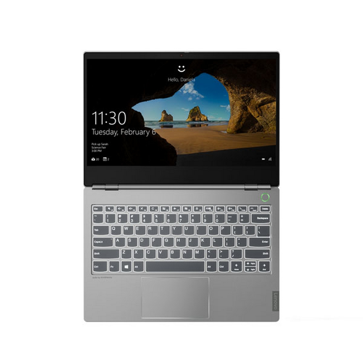 Laptop Lenovo argento, aperto con una scena di spiaggia sullo schermo. Tastiera visibile, sfondo bianco.