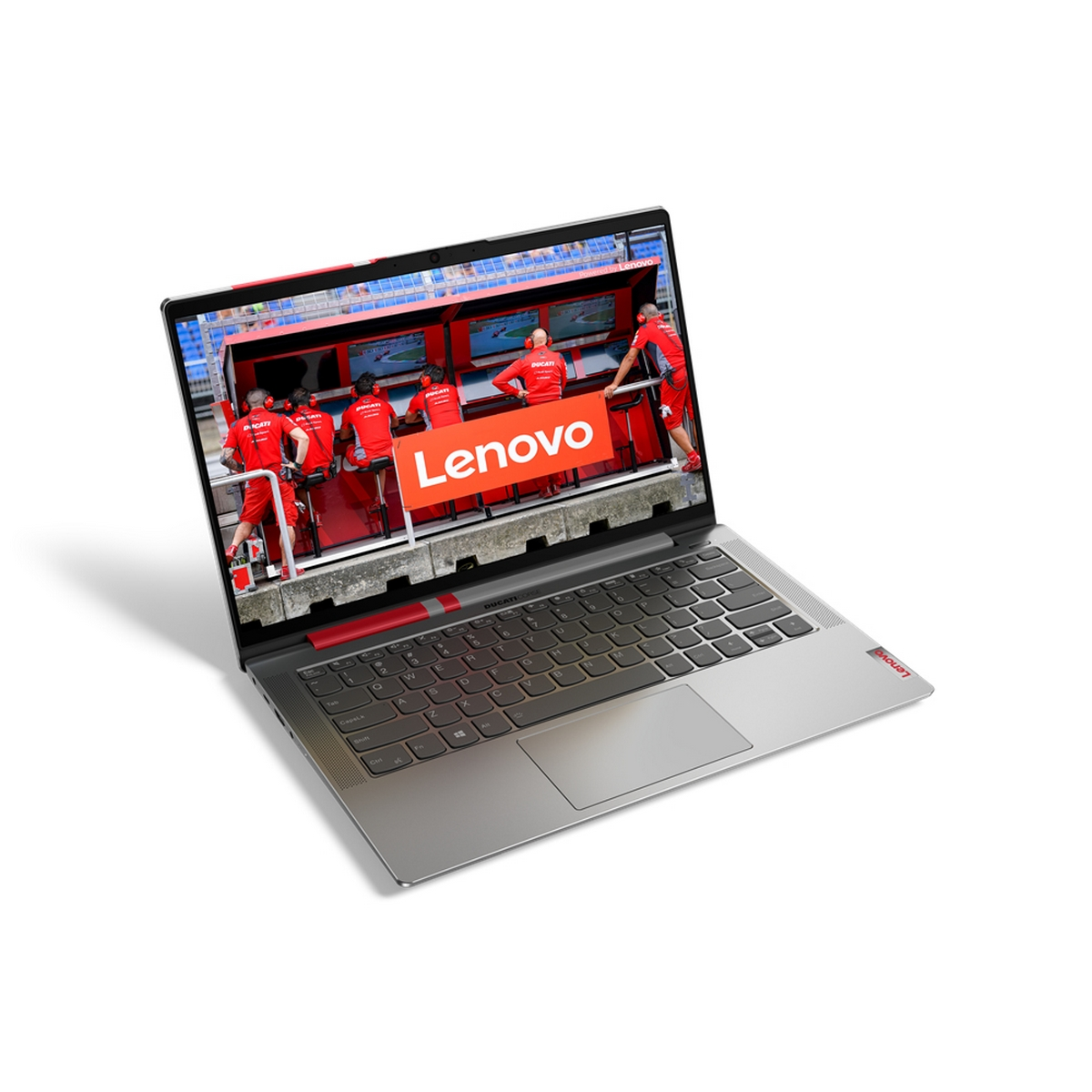 Laptop Lenovo aperto con pista e team sullo schermo.