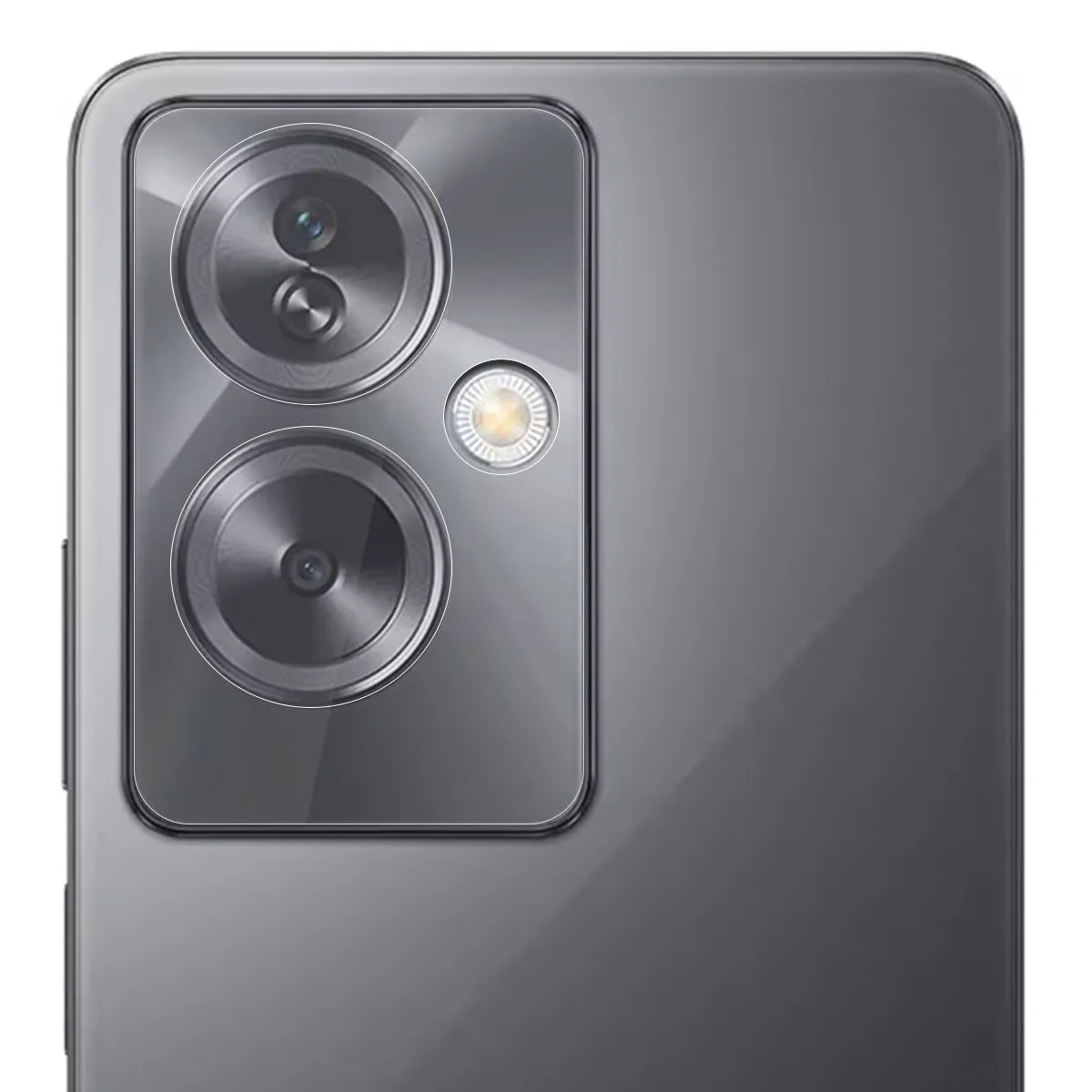 Primer plano del módulo de cámara de un smartphone con tres lentes. Color gris.