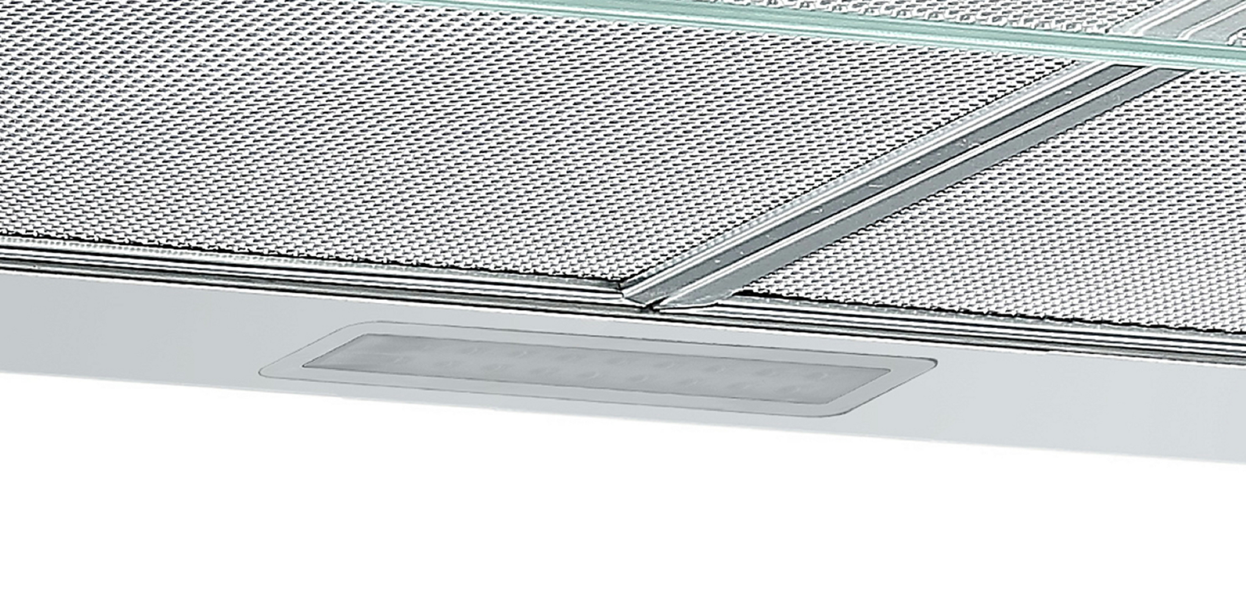 Primo piano di una cappa in acciaio inossidabile con un pannello luminoso, isolato su bianco.