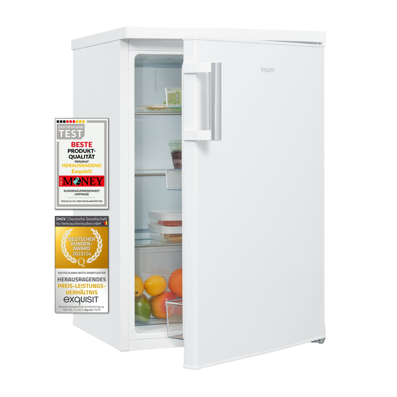 Weißer Kühlschrank mit geöffneter Tür, zeigt Regale und Früchte. Hat Auszeichnungen an der Seite.