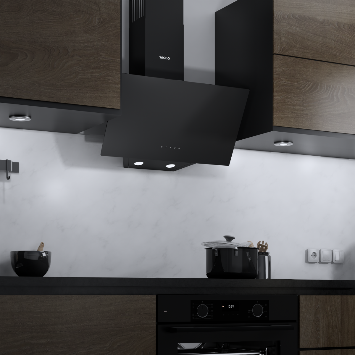 Moderne keuken met zwarte afzuigkap, donkere kasten en een witte achterwand. Potten zichtbaar.