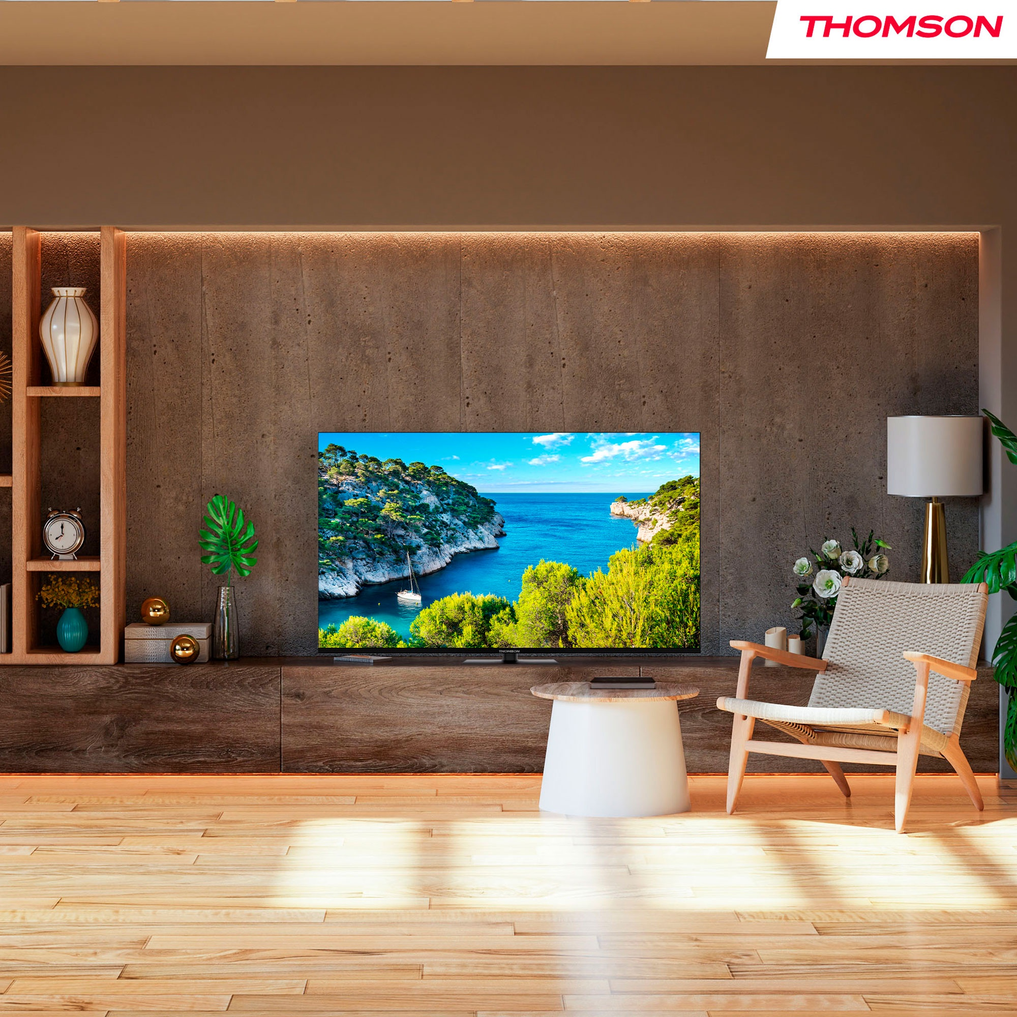 Soggiorno con TV che mostra vista mare. Pavimenti in legno, sedia e tavolo presenti.