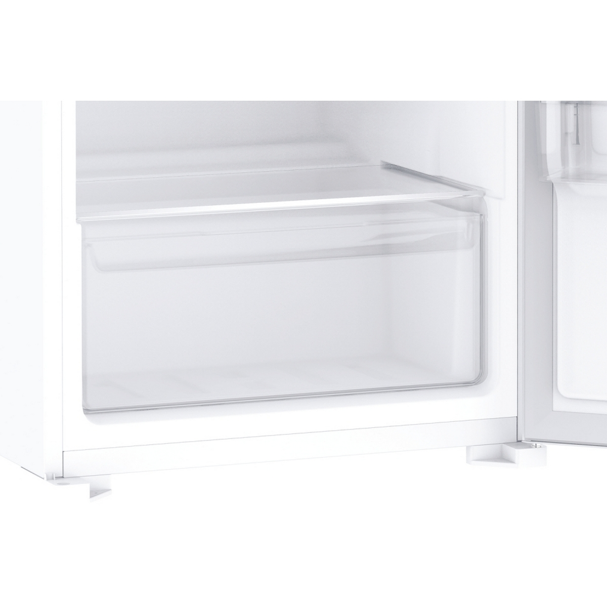 Wnętrze białej lodówki z przezroczystą plastikową szufladą. Wnętrze jest czyste i puste.