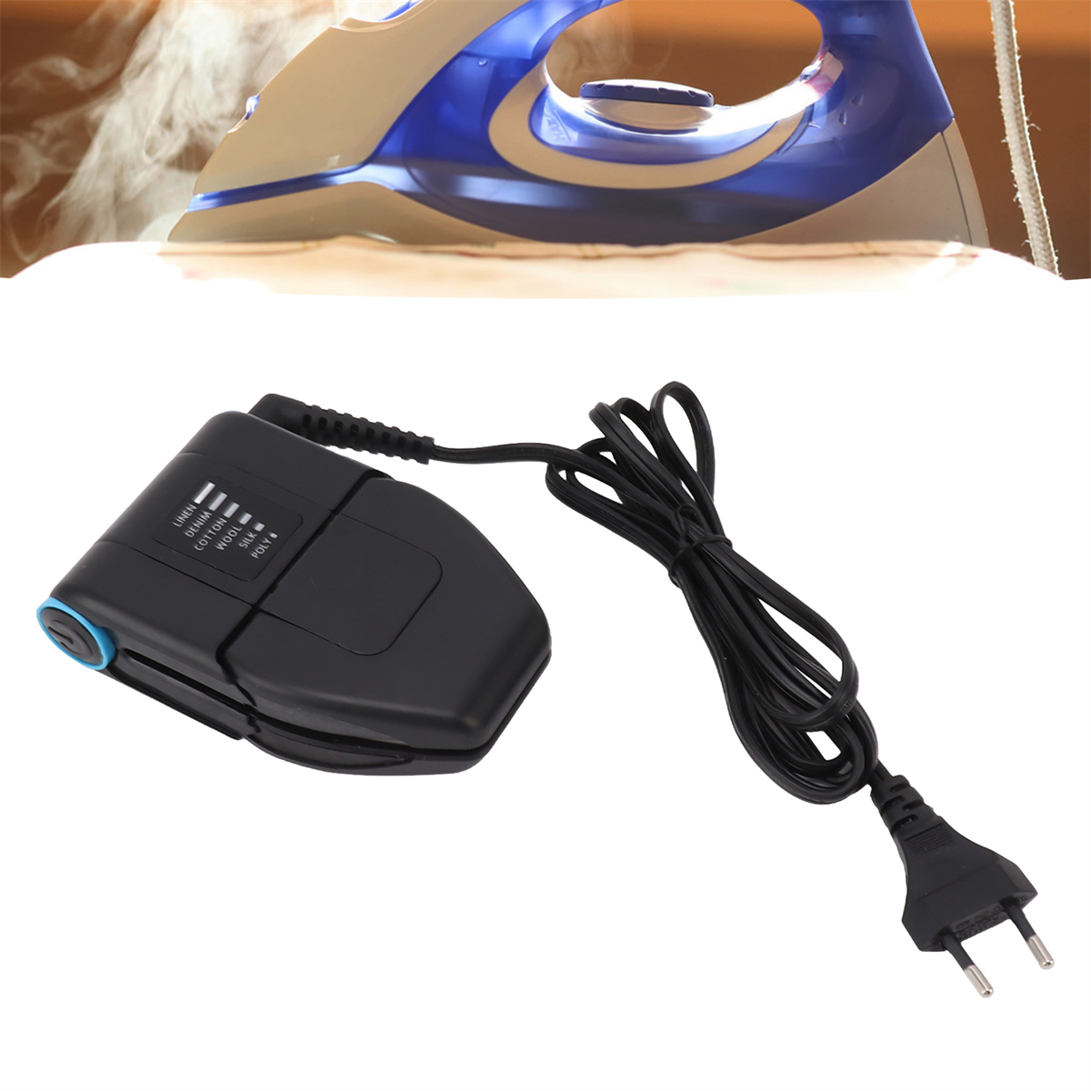 Schwarz-blaues Reisebügeleisen mit weißer Oberfläche. Unten ein schwarzes Kabel mit Stecker.