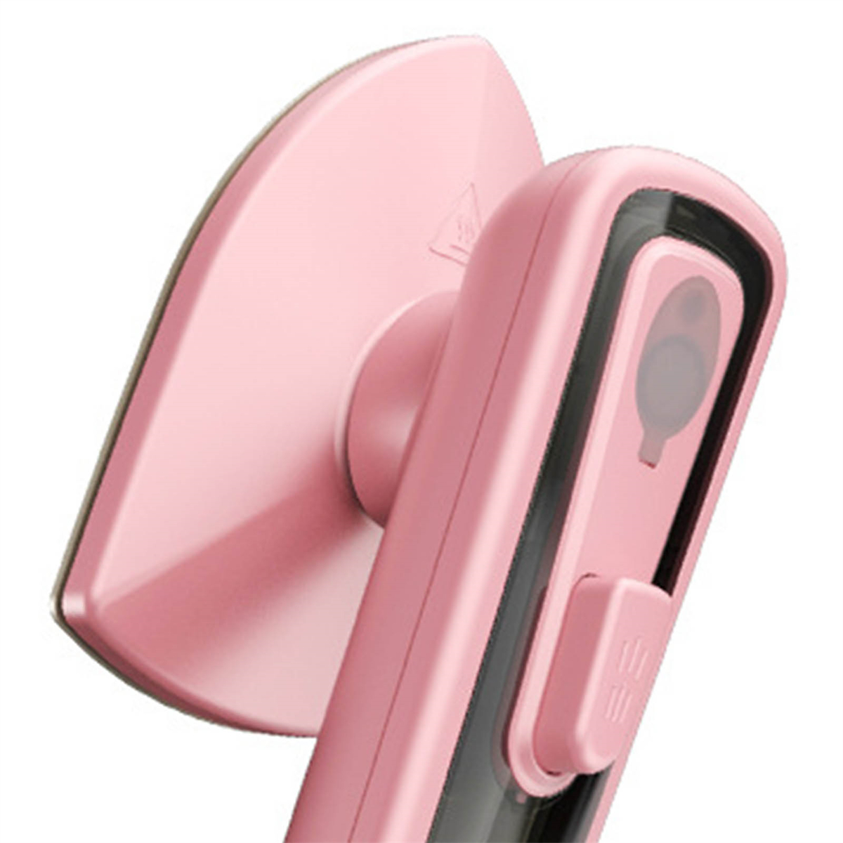 Ein rosa Reisebügeleisen. Es hat eine spitze Basis und einen Griff mit Knopf.