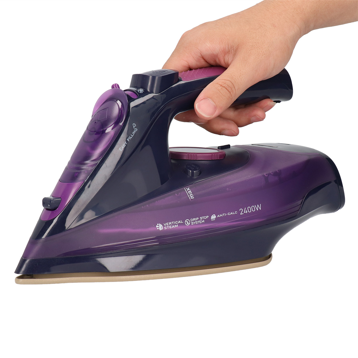 Eine Hand hält ein dunkelblaues Bügeleisen. Das Bügeleisen hat einen lila Wassertank und eine braune Sohle.