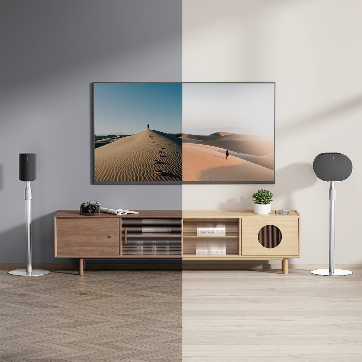 Ein Wohnzimmer mit einem Fernseher zwischen zwei Lautsprechern, mit einer Wüstenszene im Fernsehen und Dekoration auf einem Holzschrank.