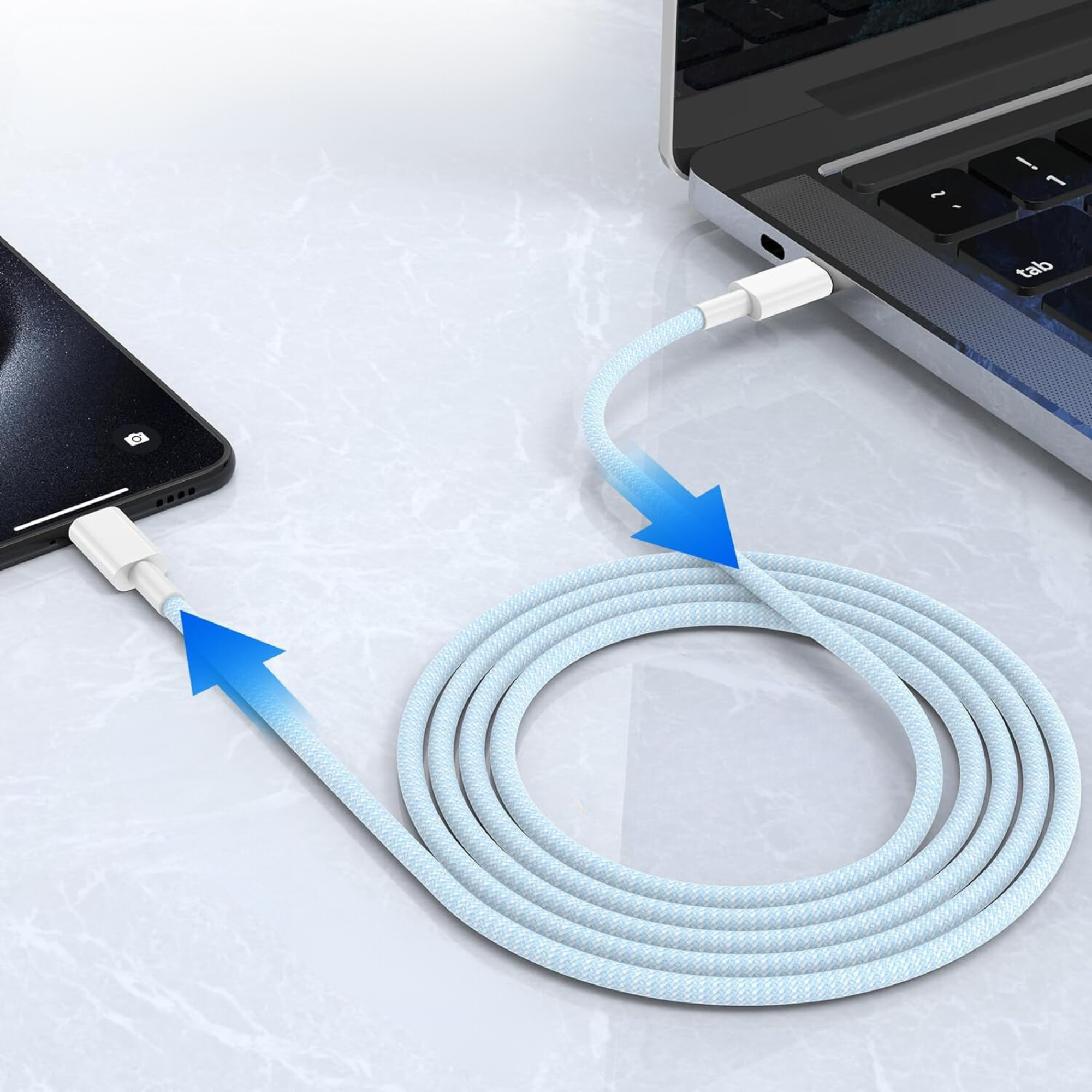 Un cavo di ricarica bianco e blu che collega un telefono a un laptop. Le frecce indicano il flusso di dati.