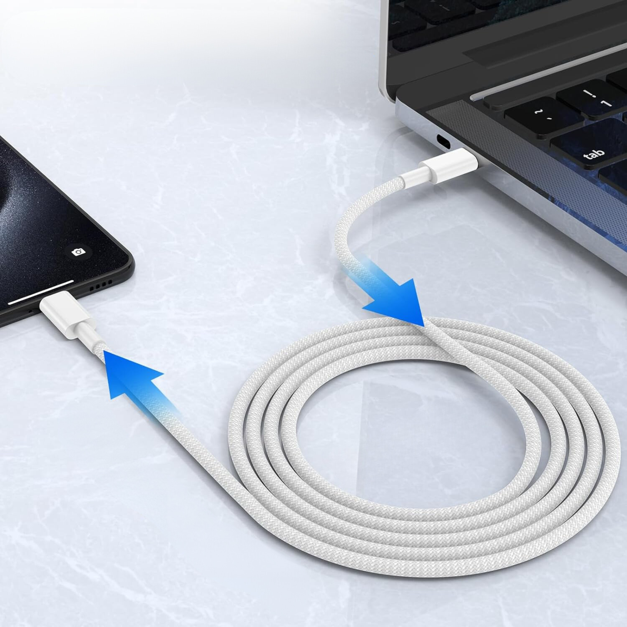 Un cavo di ricarica bianco con frecce blu che indicano la connessione a un telefono e a un laptop.