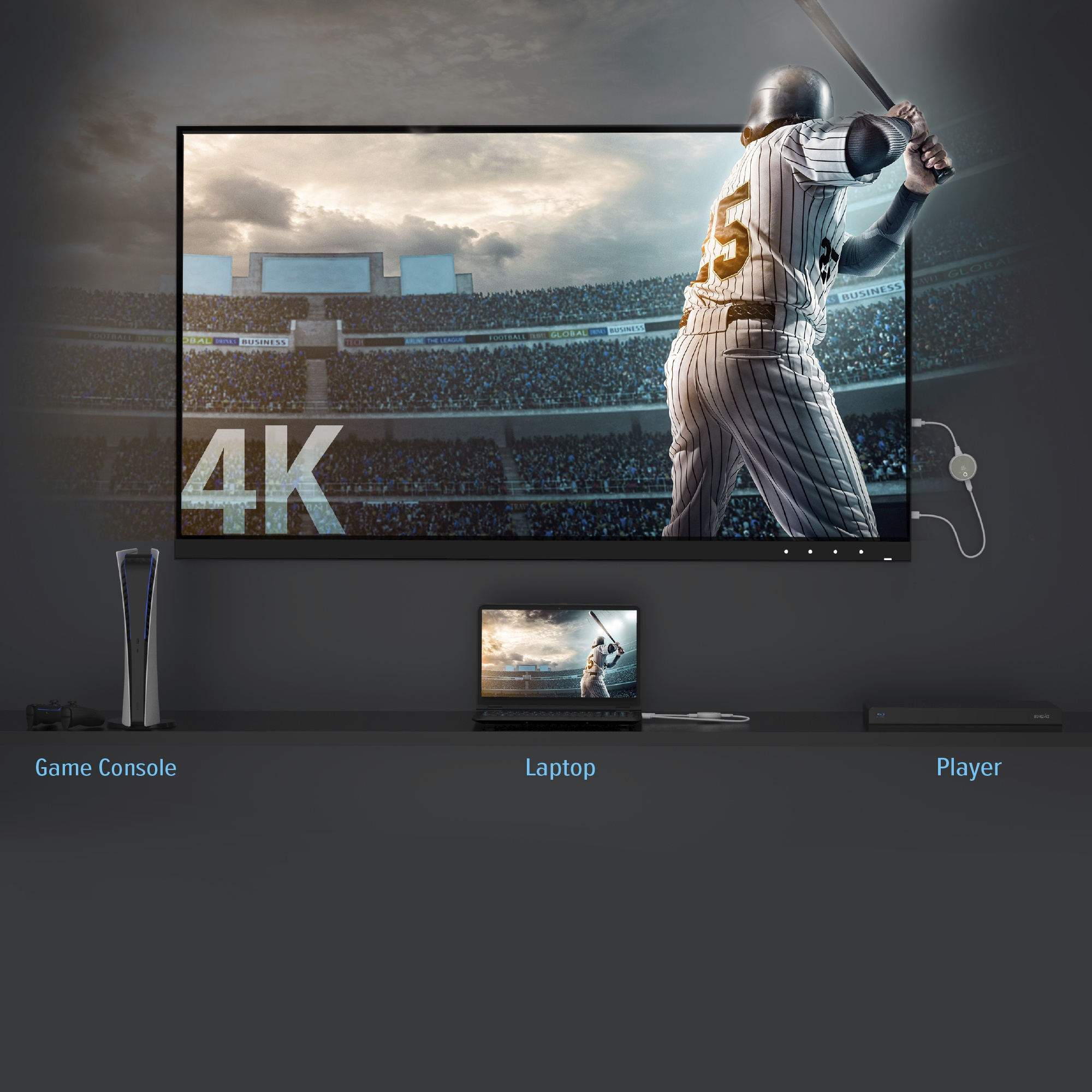 Ein Fernseher, der ein Baseballspiel zeigt, mit einer Spielkonsole, einem Laptop und einem Player darunter. Ein Spieler schlägt.