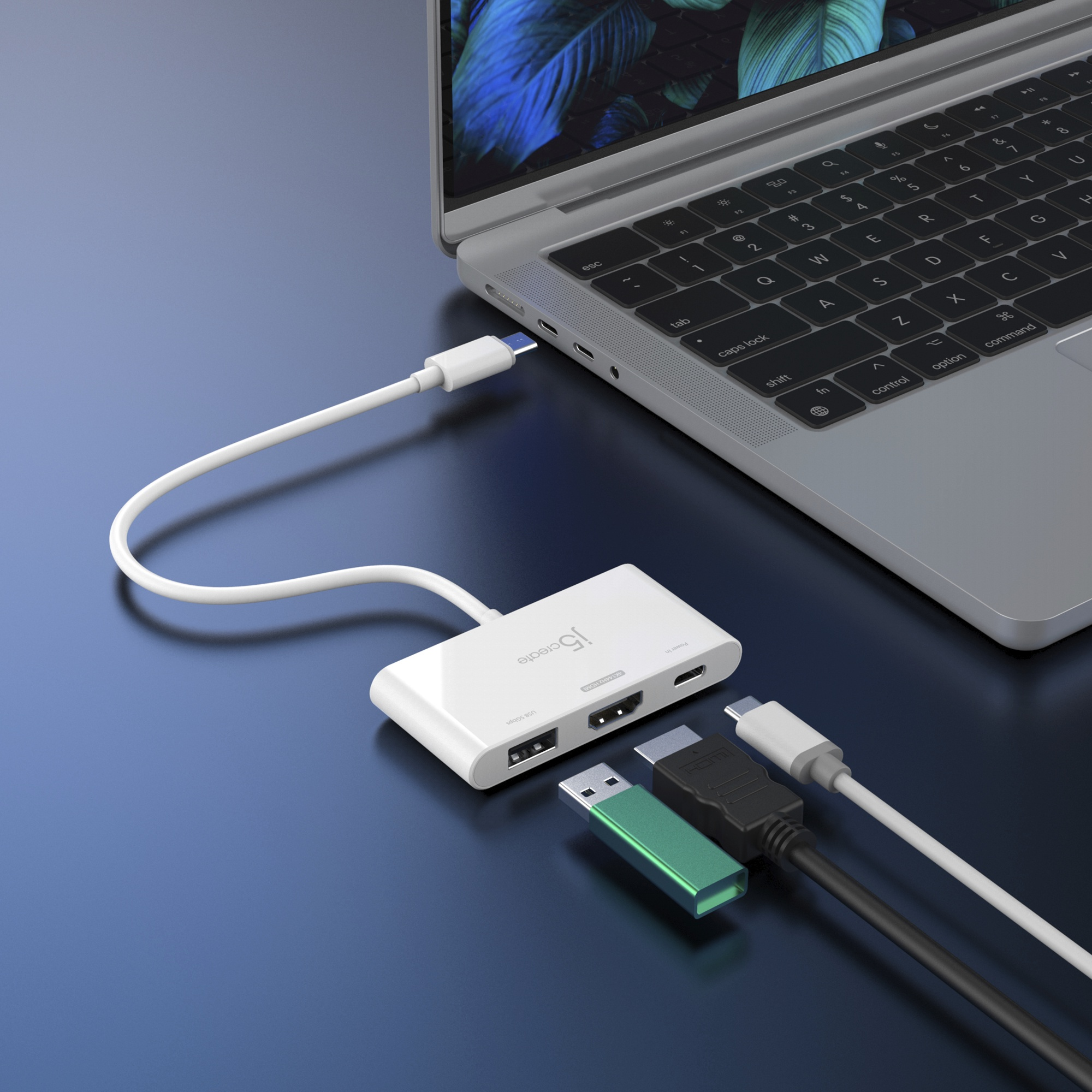 Ein weißer Hub mit mehreren Anschlüssen, der mit einem Laptop verbunden ist. Kabel wie USB und HDMI sind vorhanden.