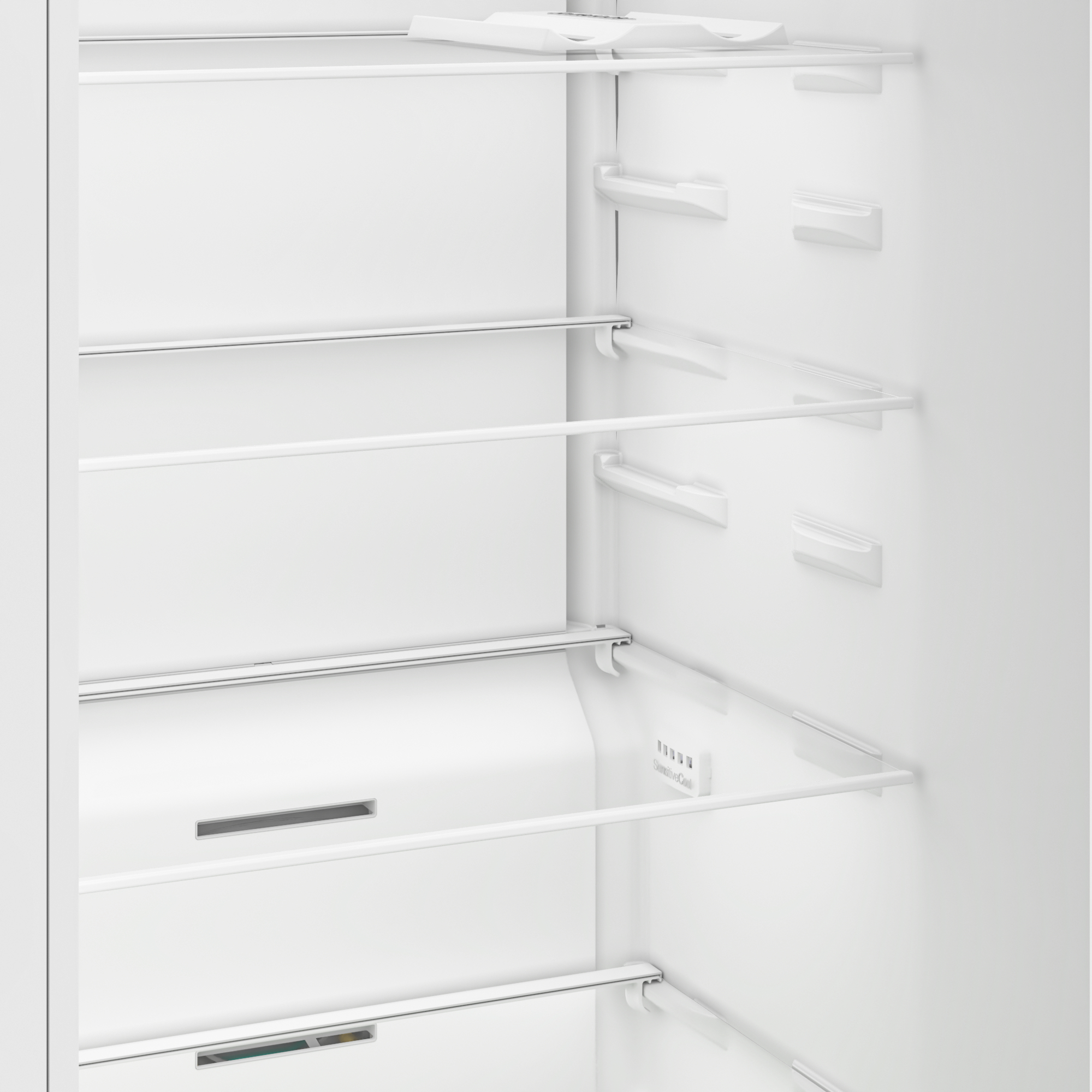 Un interior de refrigerador blanco vacío con estantes, cajones e iluminación.