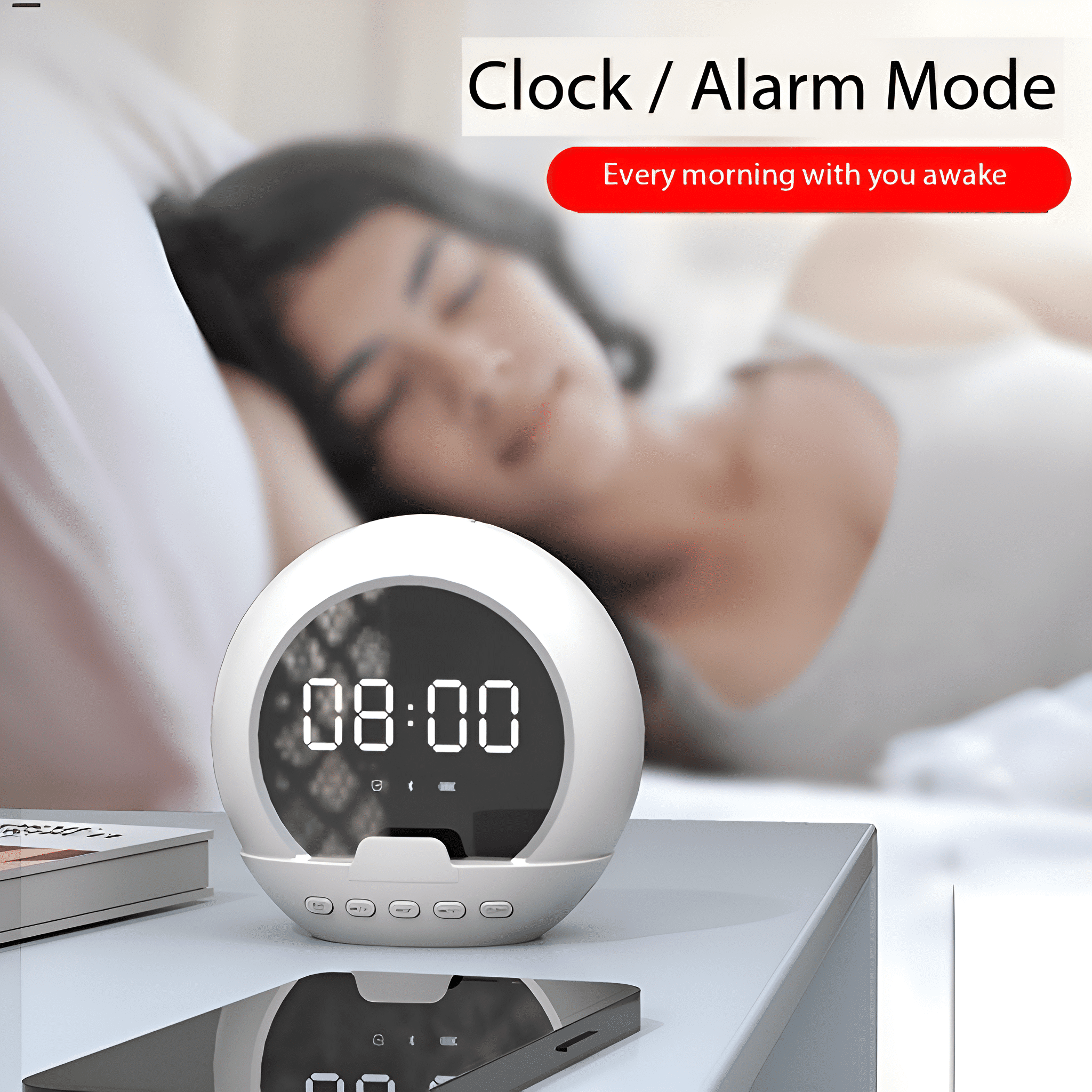 Wecker mit digitaler Anzeige 08:00, auf Nachttisch mit Telefon.