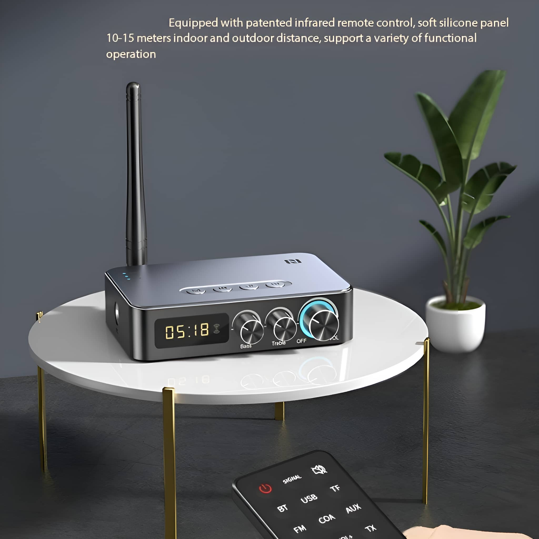 Ein schwarz-silbernes Gerät mit Drehreglern, einer Antenne und einem Digitaldisplay auf einem weißen Tisch.