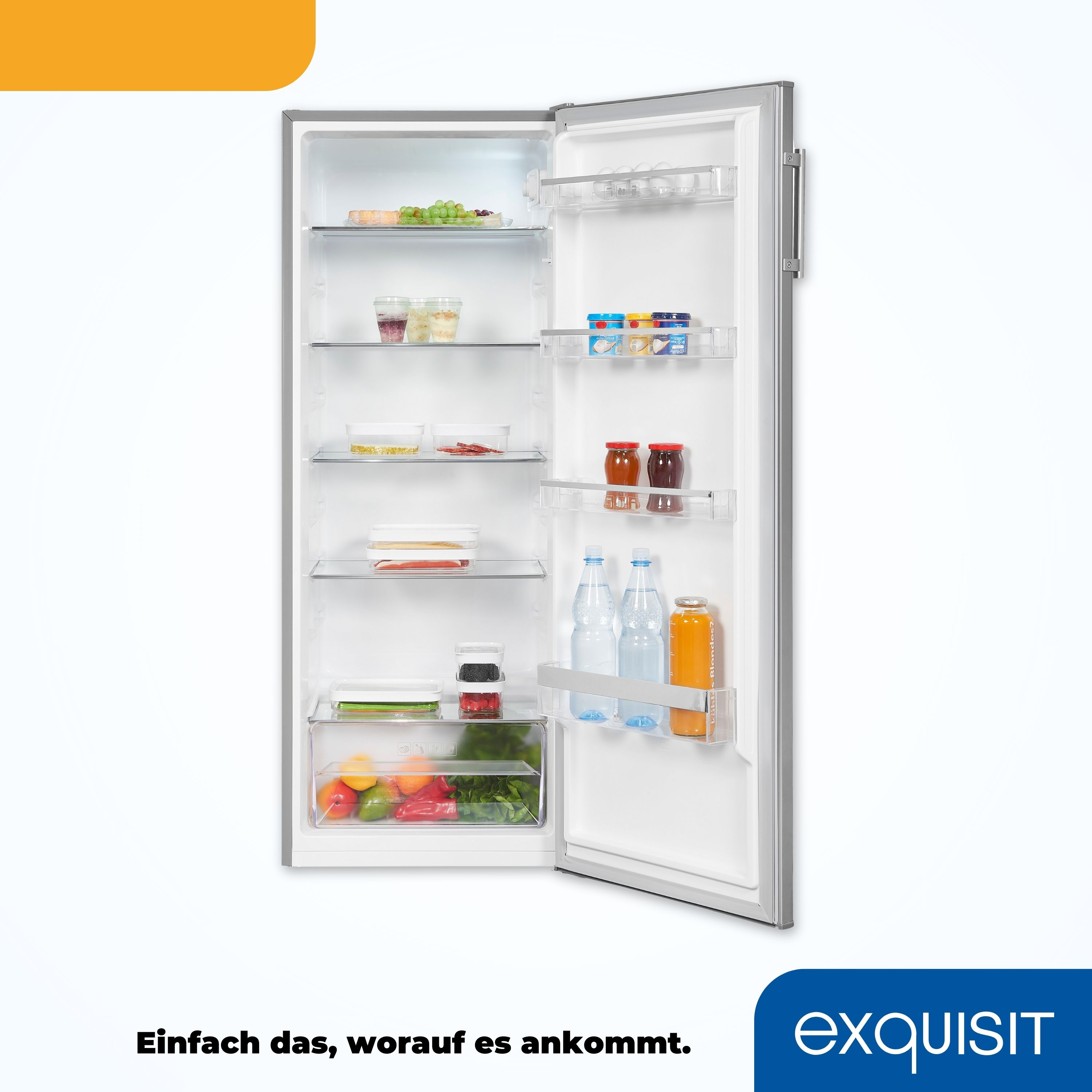 Ein offener Kühlschrank zeigt Regale mit Lebensmitteln. Blaue Flaschen und Orangensaft sind ebenfalls sichtbar.