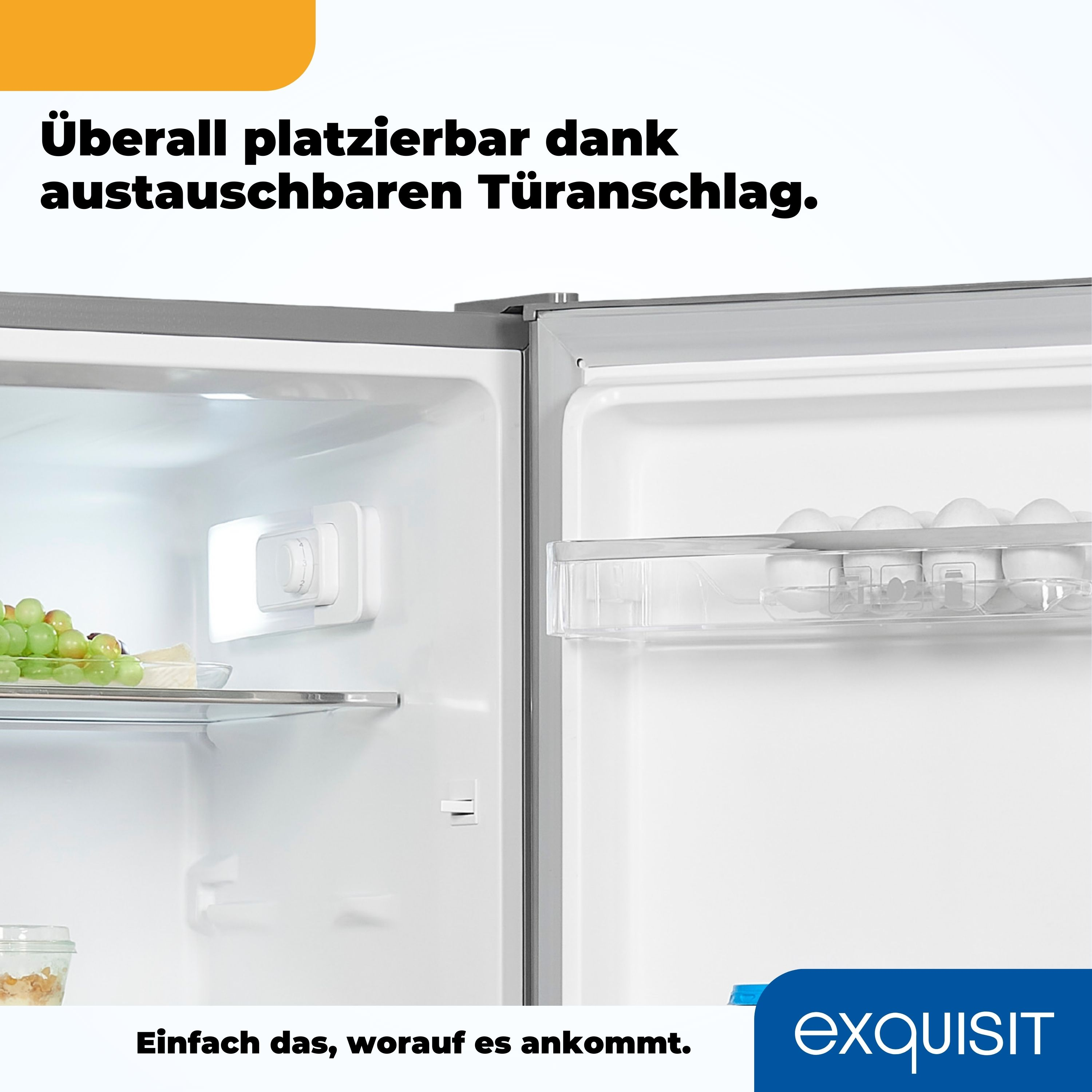 Ein offener Kühlschrank mit Lebensmitteln. Trauben, Käse und Eier sind im Kühlschrank sichtbar.