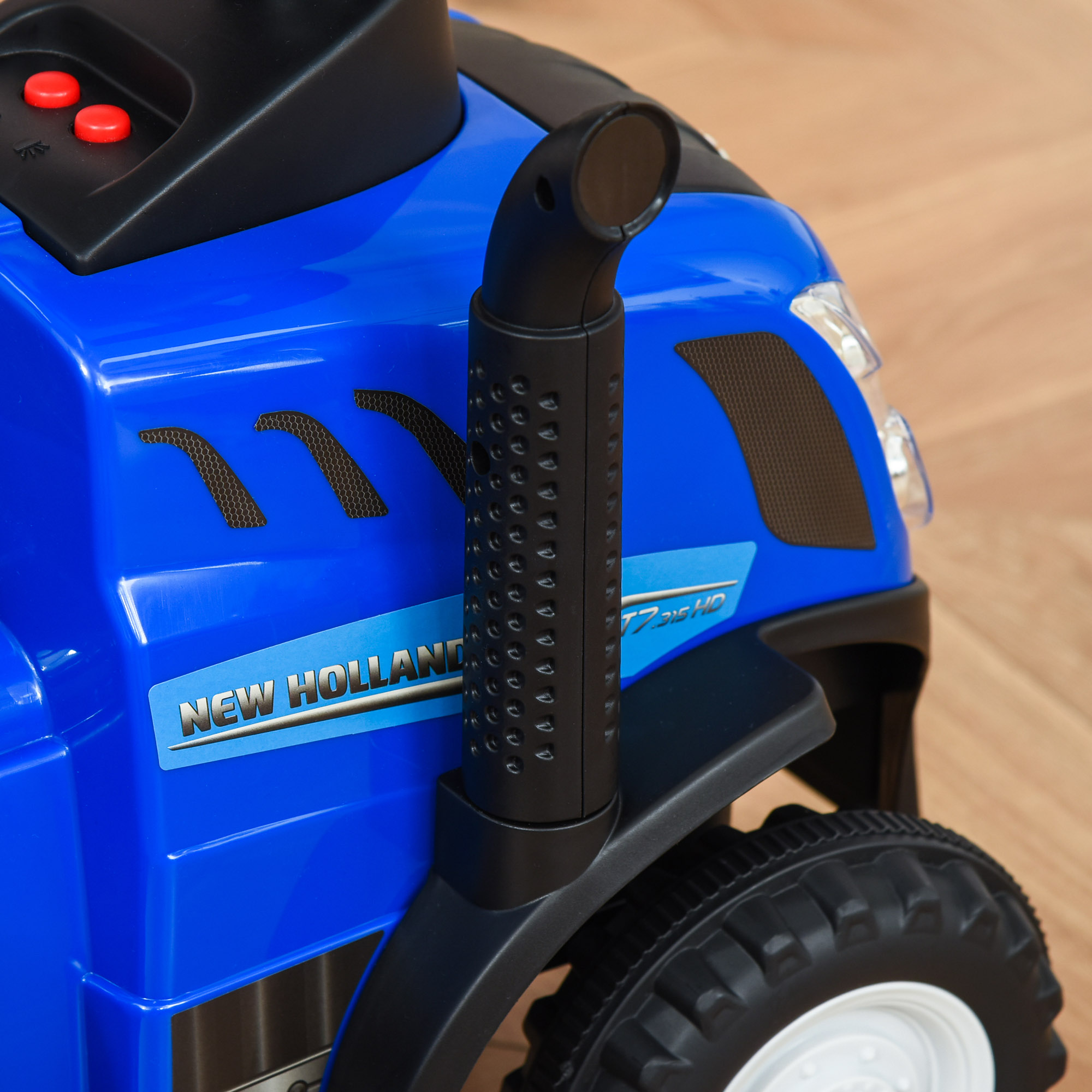 Un tractor de juguete azul y negro con el logo New Holland y un tubo de escape negro.