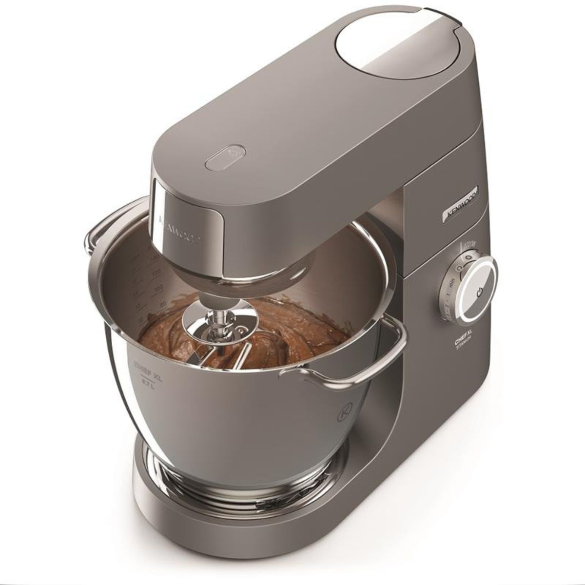 Grauer Küchenmixer mit Schüssel, die braunen Teig enthält. Weißer Hintergrund. Kenwood-Logo sichtbar.