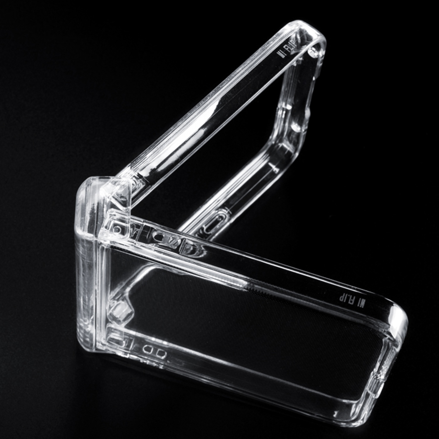 Transparente Handyhülle für ein Klapphandy auf einer schwarzen Oberfläche, geöffnet.