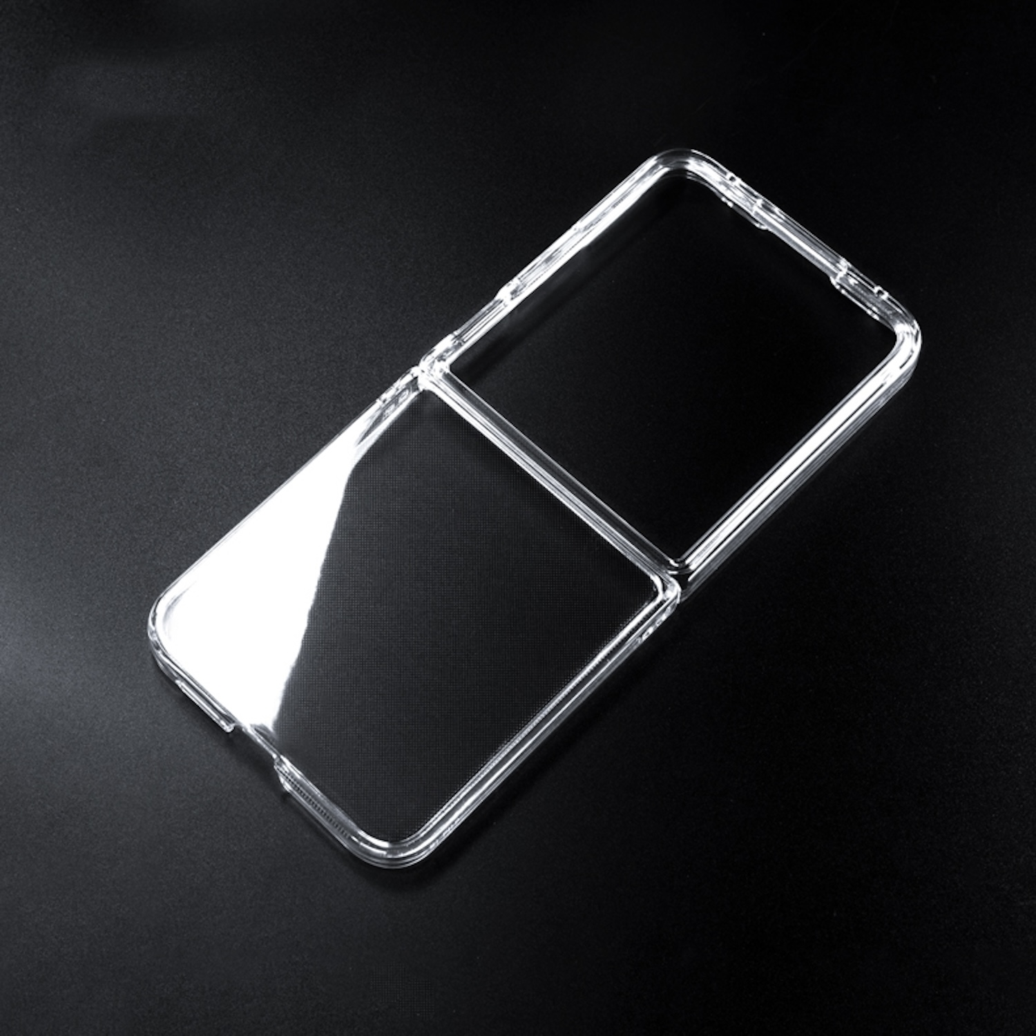 Eine offene, transparente Handyhülle auf schwarzem Untergrund. Die Hülle ist klar und transparent.