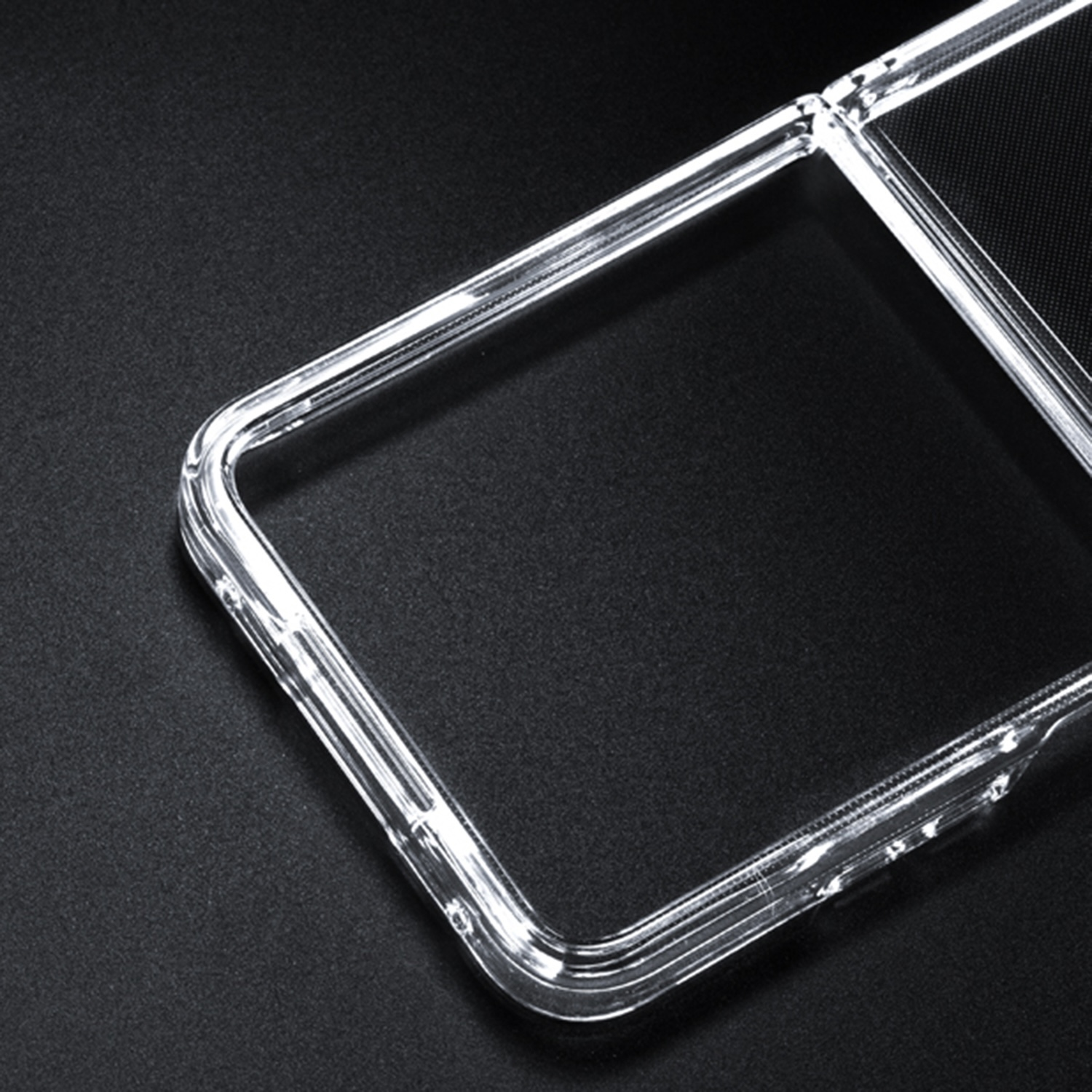 Transparente Handyhülle mit schwarzem Hintergrund. Die Hülle ist offen und zeigt die Innenseite und den Rahmen.