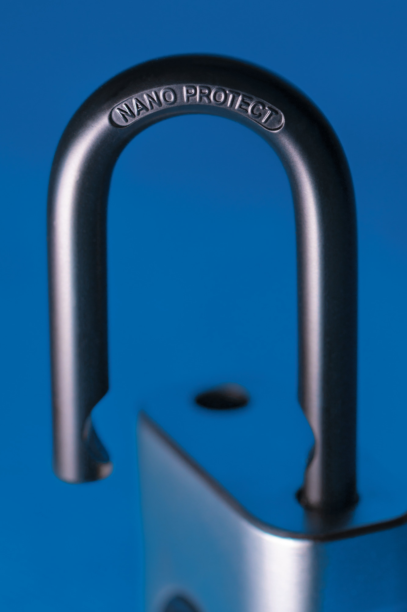 Arco di lucchetto argentato. Le parole 'NANO PROTECT' sono visibili.