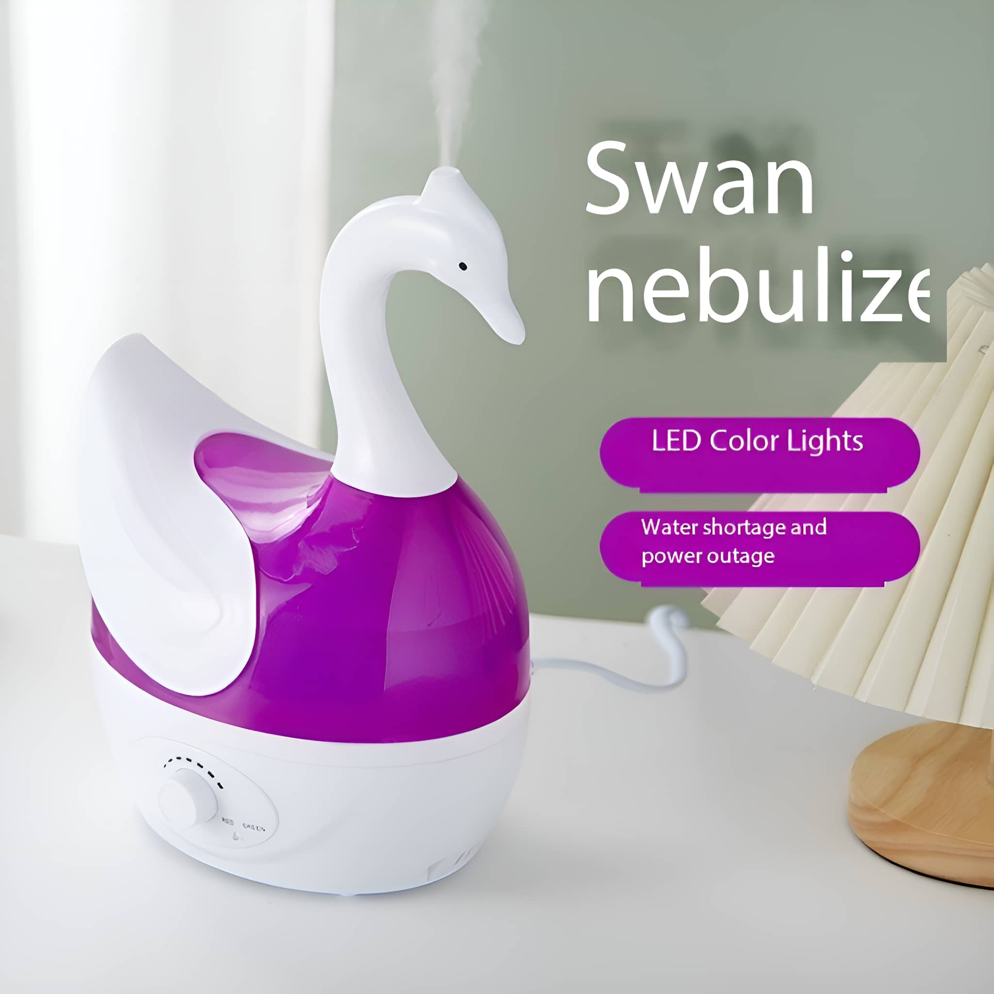 Schwanförmiger Luftbefeuchter, weiß und lila, mit Text 'Swan nebulize'. Textfelder weisen auf Funktionen hin.