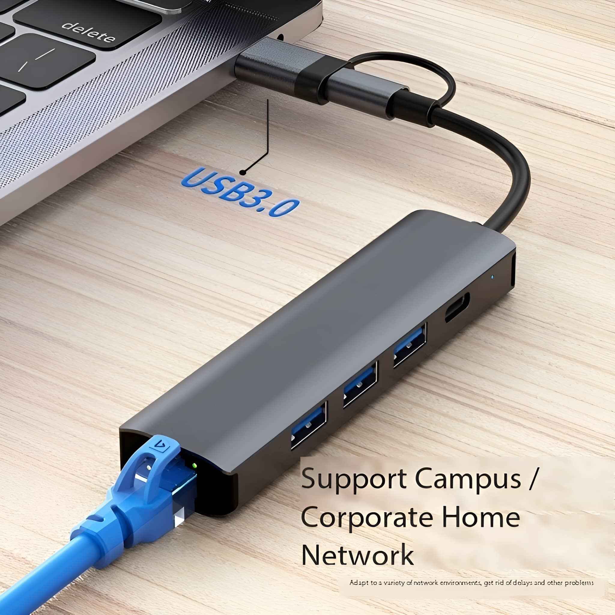 Ein USB 3.0-Hub, der an einen Laptop angeschlossen ist. Ein blaues Netzwerkkabel ist angeschlossen.