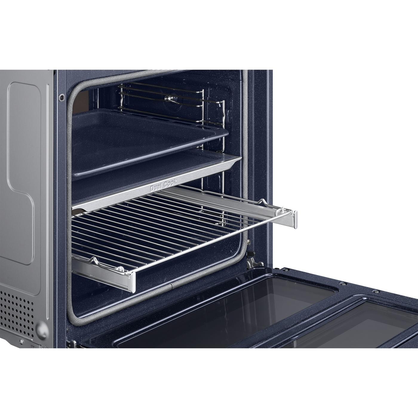 Un forno aperto con ripiani e un vassoio, che mostra dettagli interni.