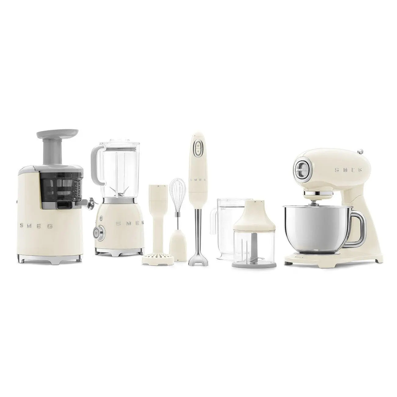 Cremefarbene SMEG Küchengeräte: Entsafter, Mixer, Stabmixer, Mixer und Küchenmaschine.