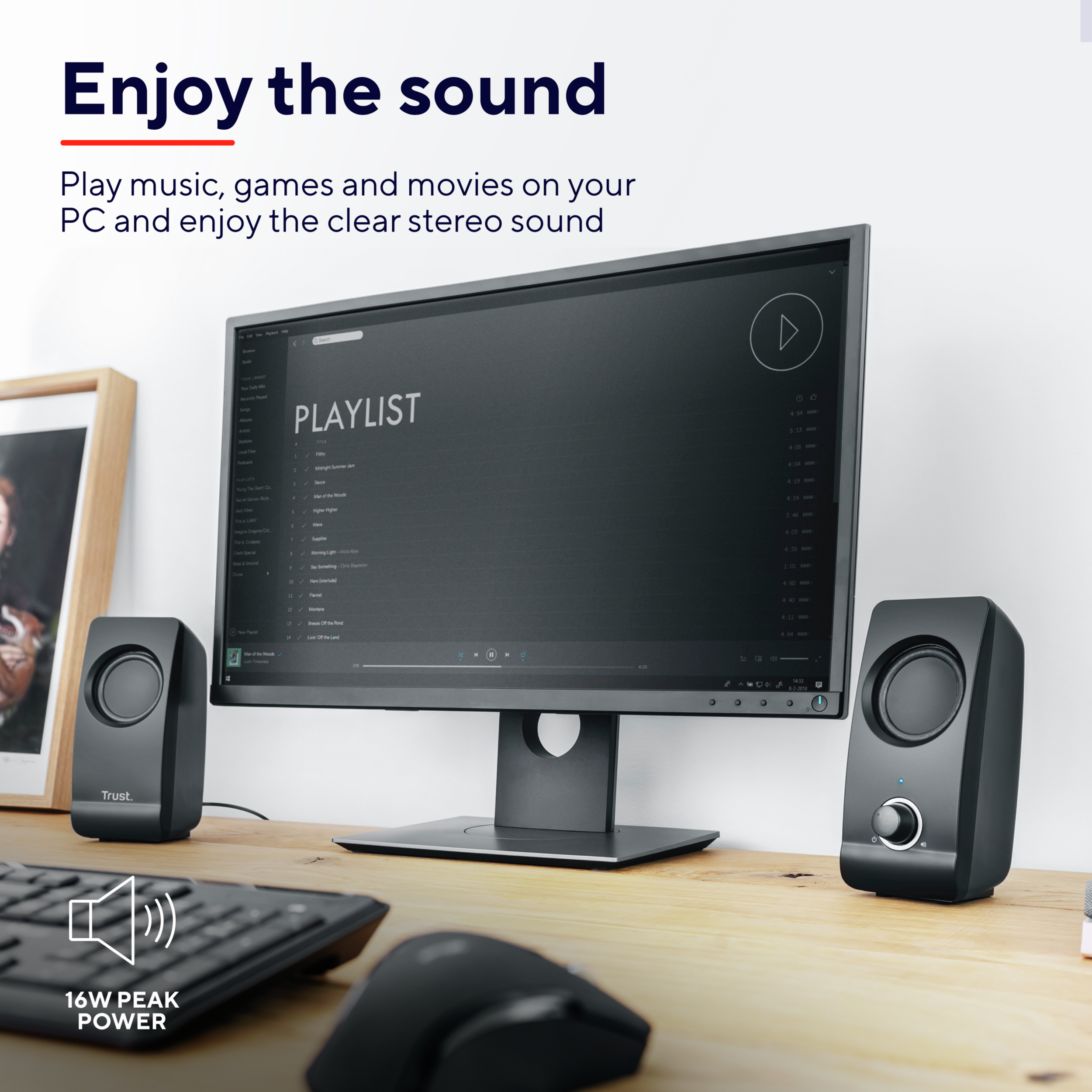 Konfiguracja pulpitu z głośnikami, monitorem i klawiaturą. Na ekranie jest lista odtwarzania.