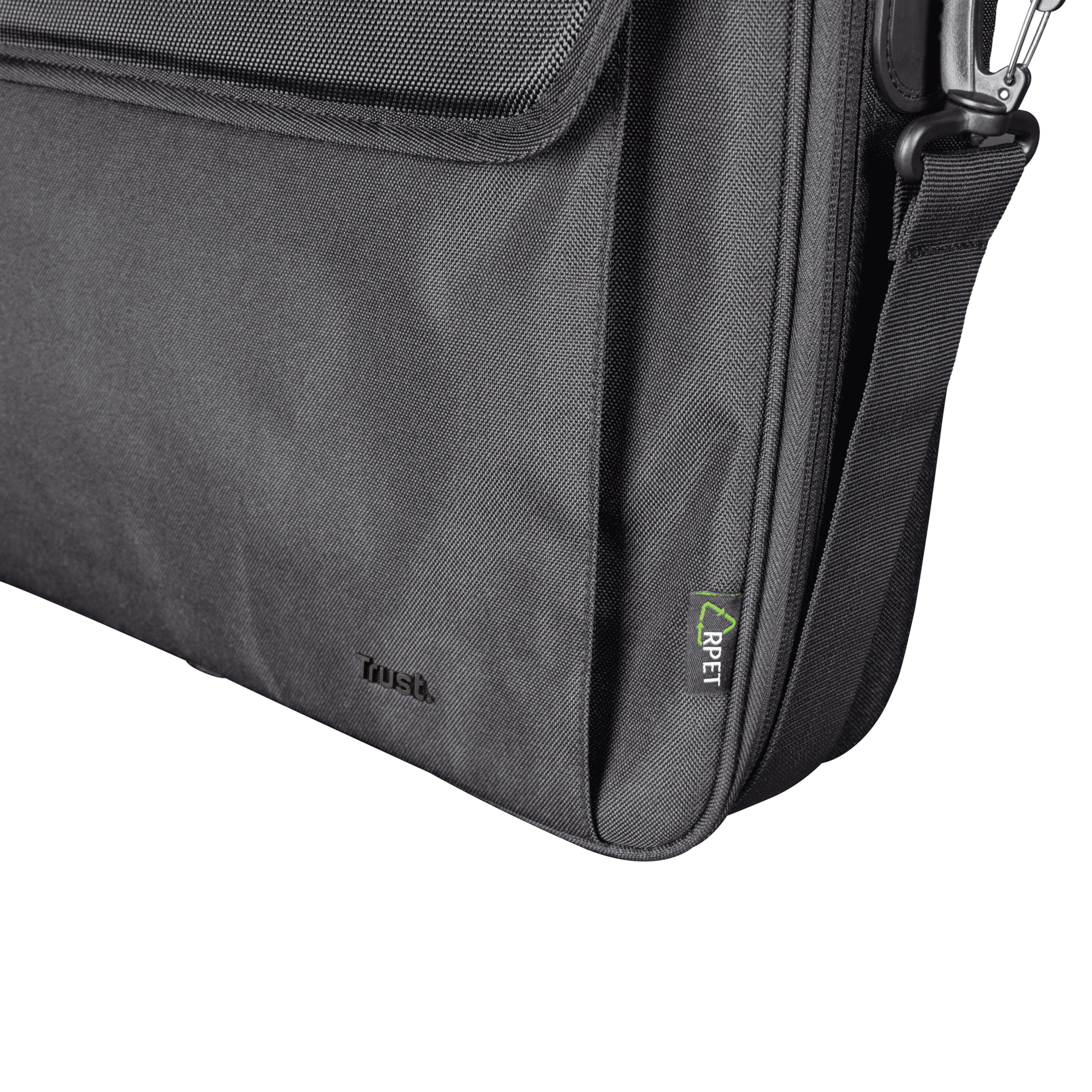 Gros plan d'un sac Trust noir avec une étiquette RPET verte.
